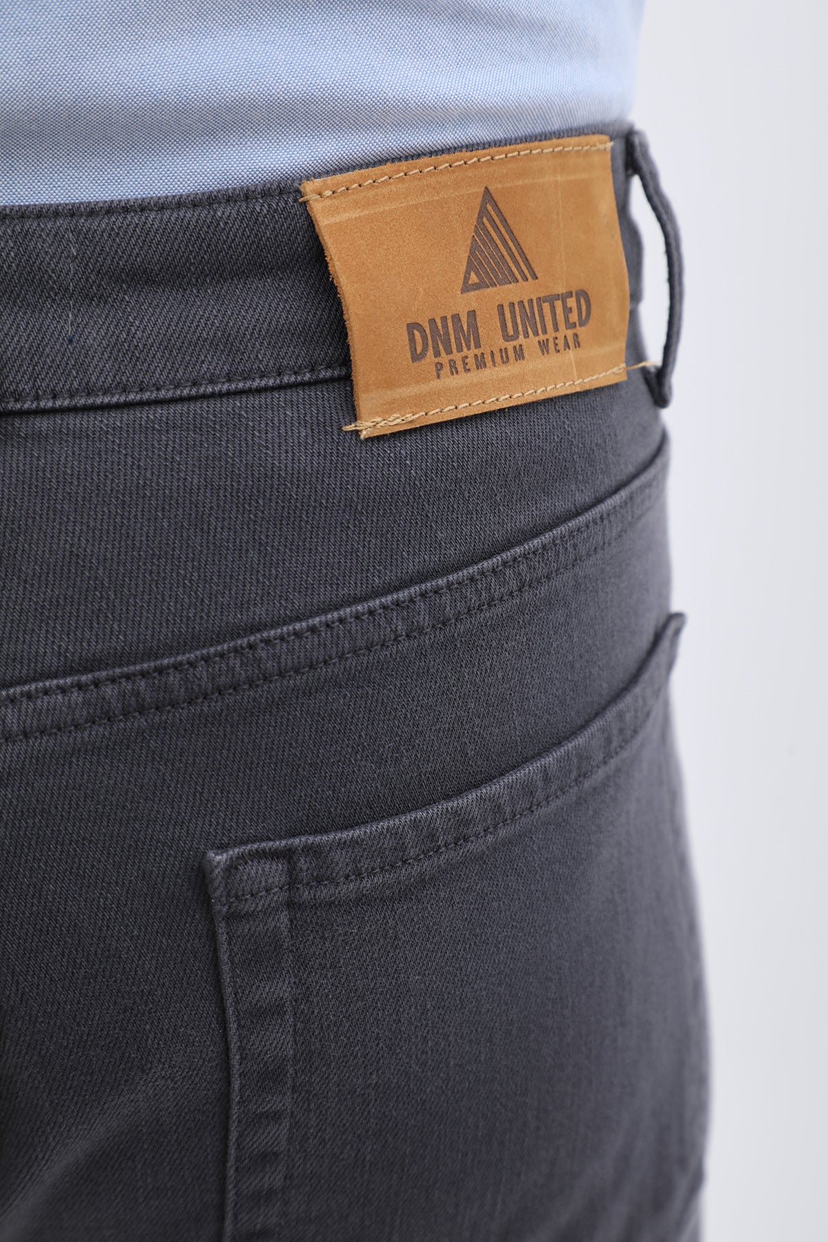 جينز Comfort Fit من DNM UNITED - لون رمادي غامق - Image 5
