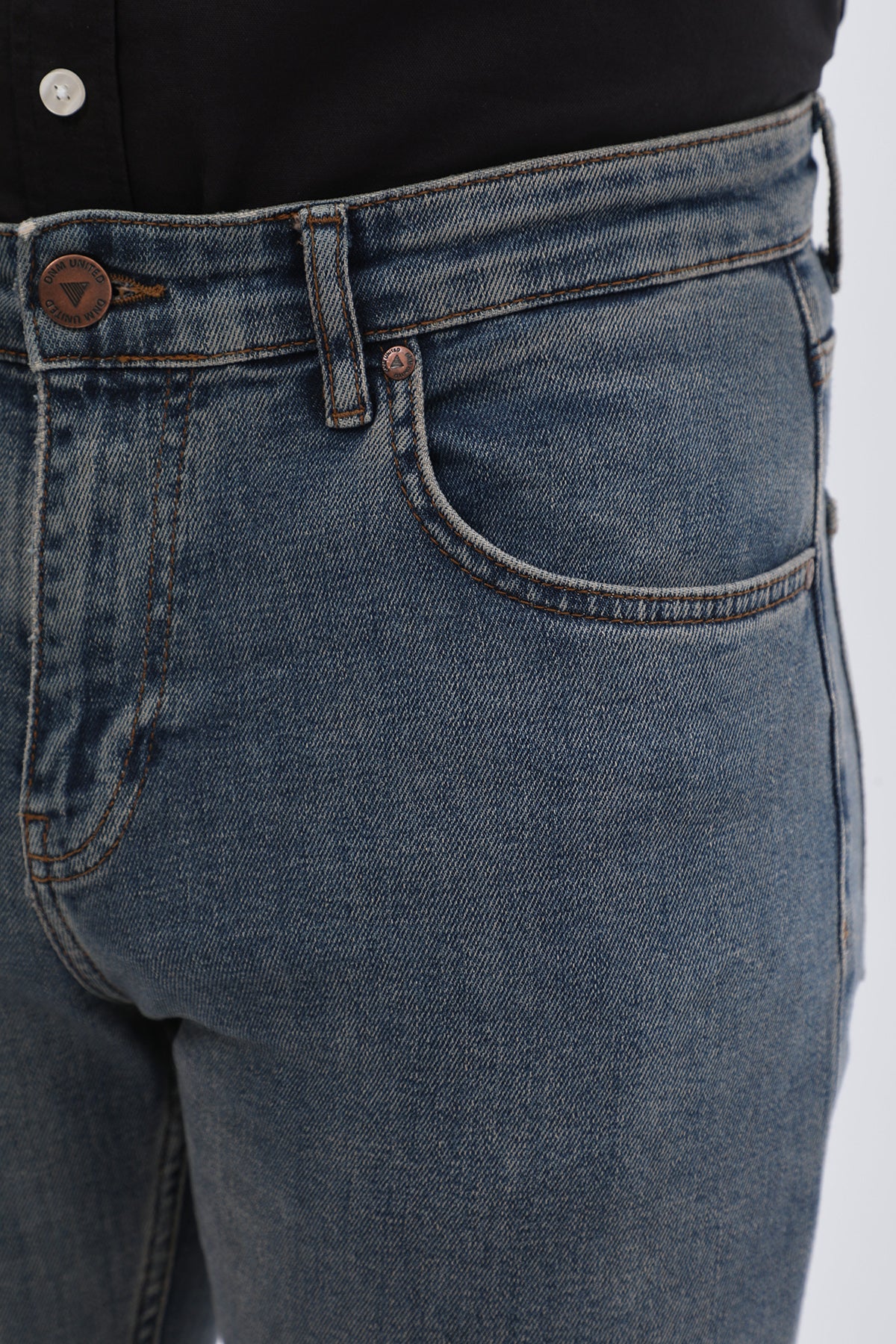 جينز Comfort Fit من DNM UNITED - لون أزرق كلاسيكي - Image 4