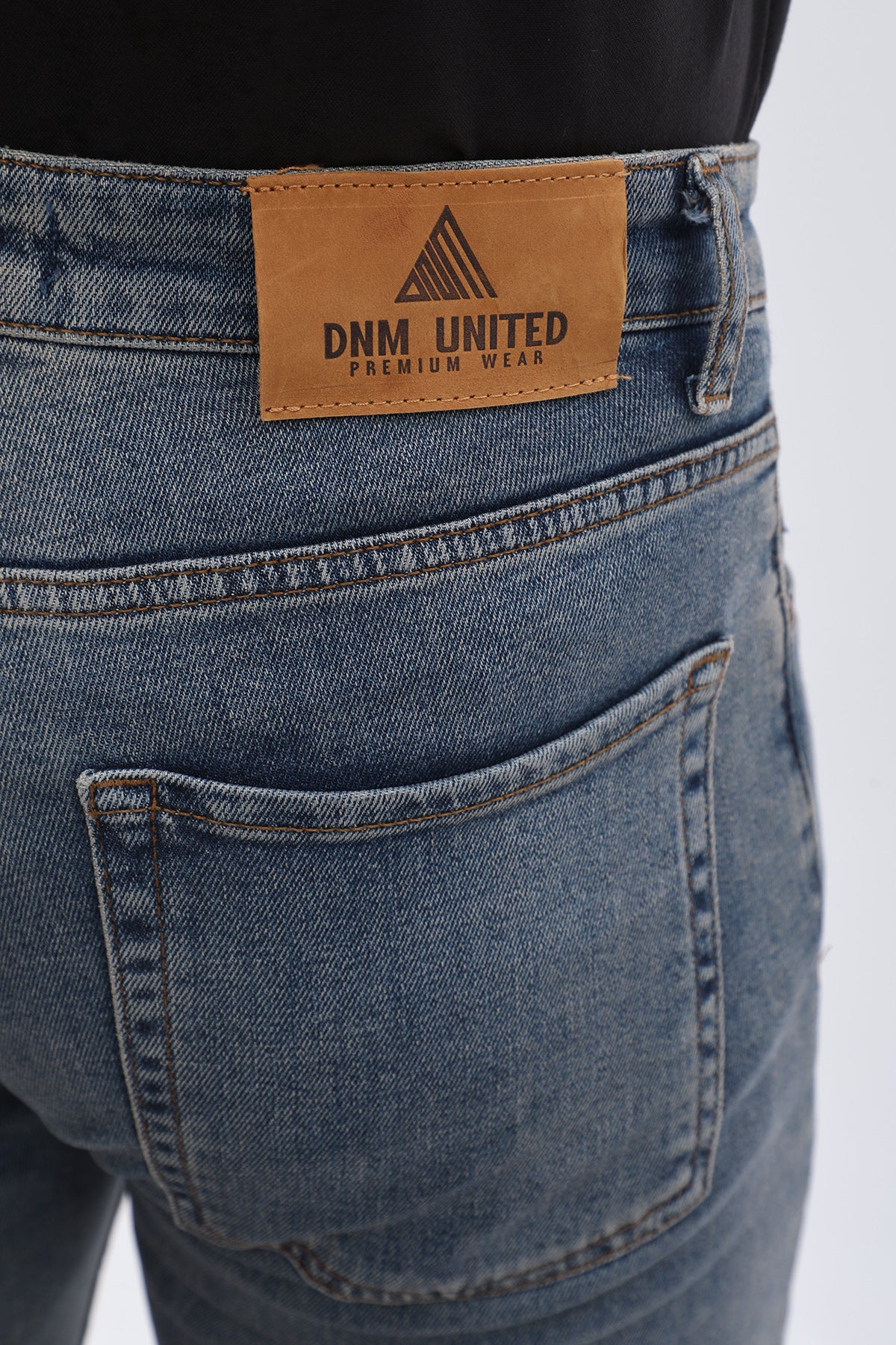 جينز Comfort Fit من DNM UNITED - لون أزرق كلاسيكي - Image 5