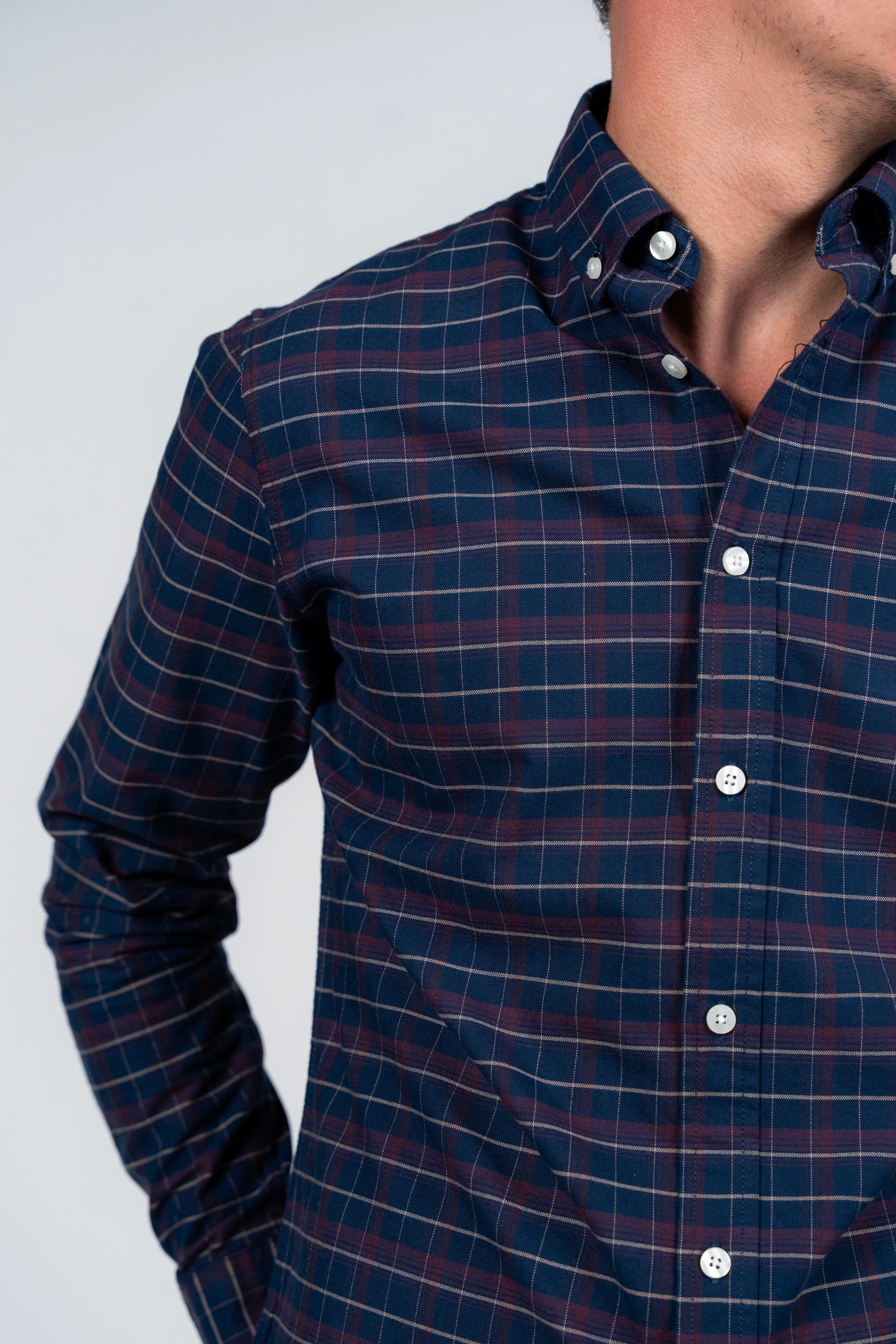 قميص كاروهات بقبة بأزرار من SHIRTSPRO - لون بنفسجي داكن 