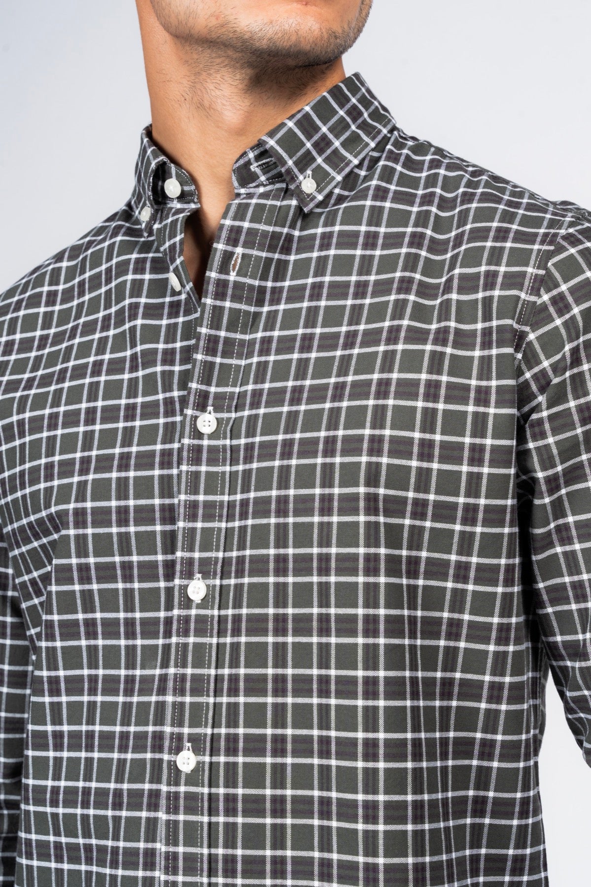 قميص كاروهات بقبة بأزرار من SHIRTSPRO - لون زيتي - Image 5