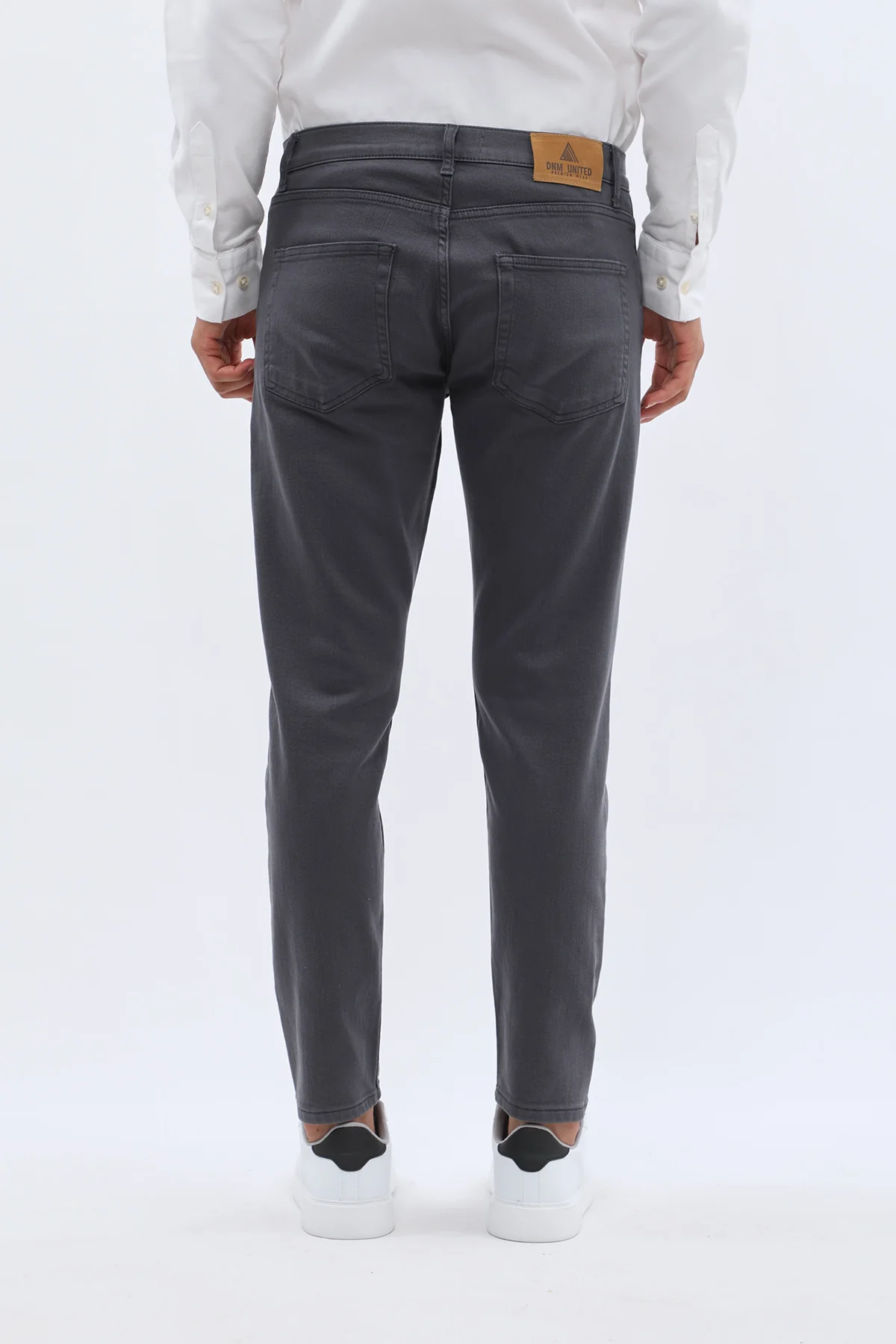 جينز Boyfriend Slim Fit من DNM UNITED - لون رمادي غامق - Image 4