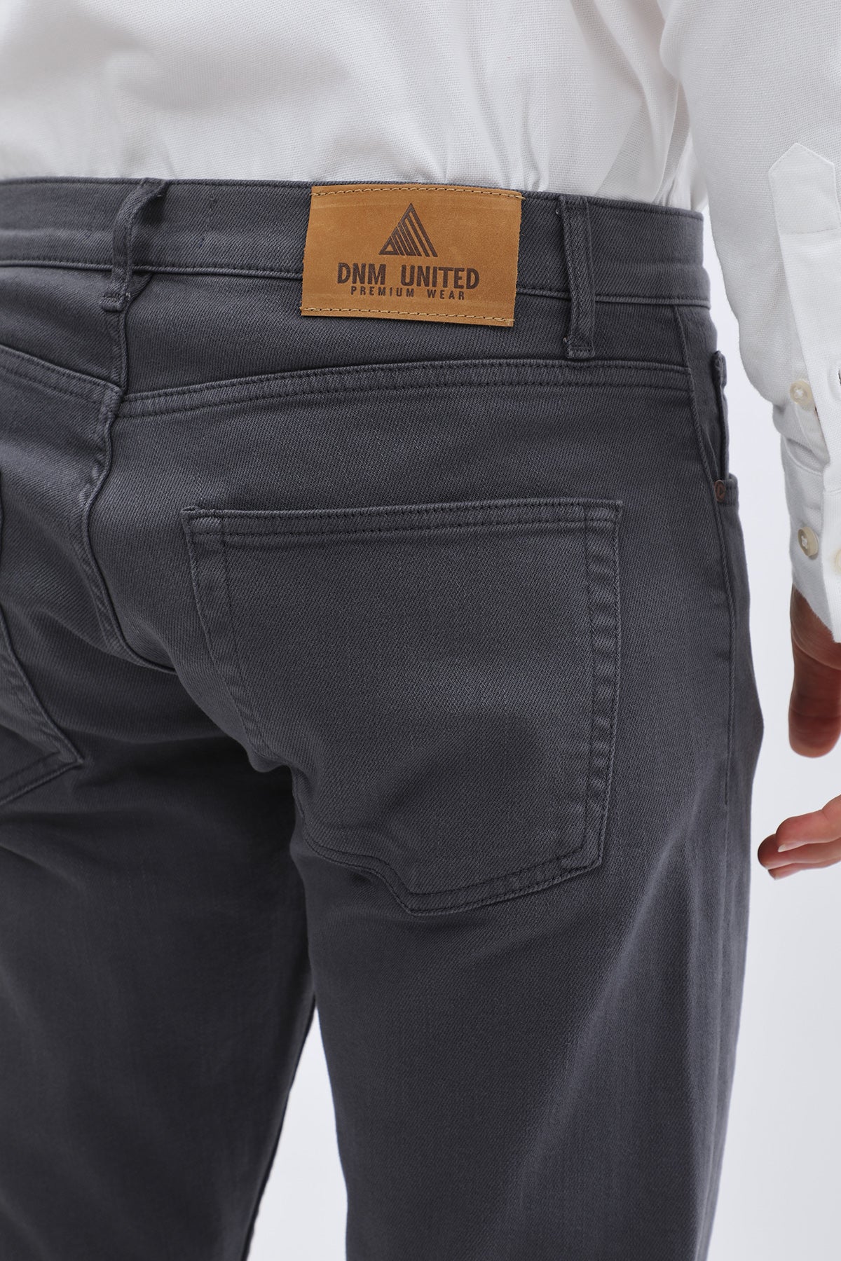 جينز Boyfriend Slim Fit من DNM UNITED - لون رمادي غامق - Image 5