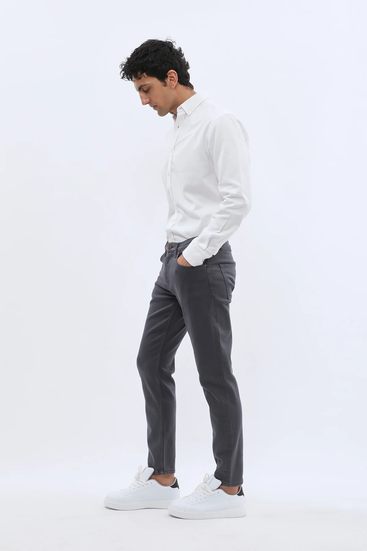 جينز Boyfriend Slim Fit من DNM UNITED - لون رمادي غامق - Image 6