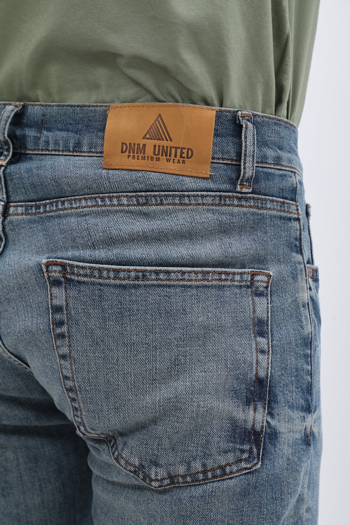 جينز Boyfriend Slim Fit من DNM UNITED - لون أزرق فاتح - Image 6