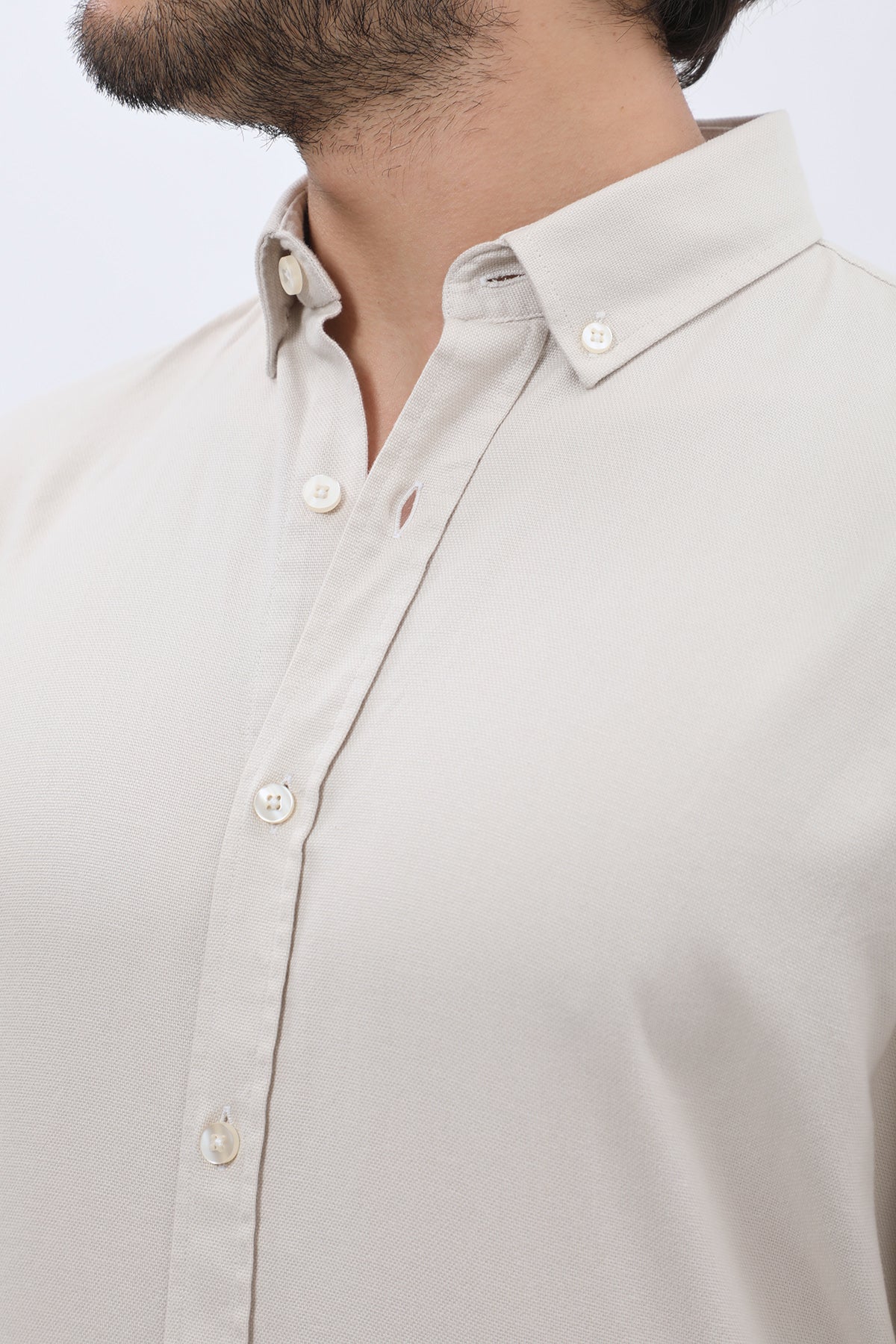 قميص باسكت بقبة بأزرار من SHIRTSPRO - لون بيج فاتح