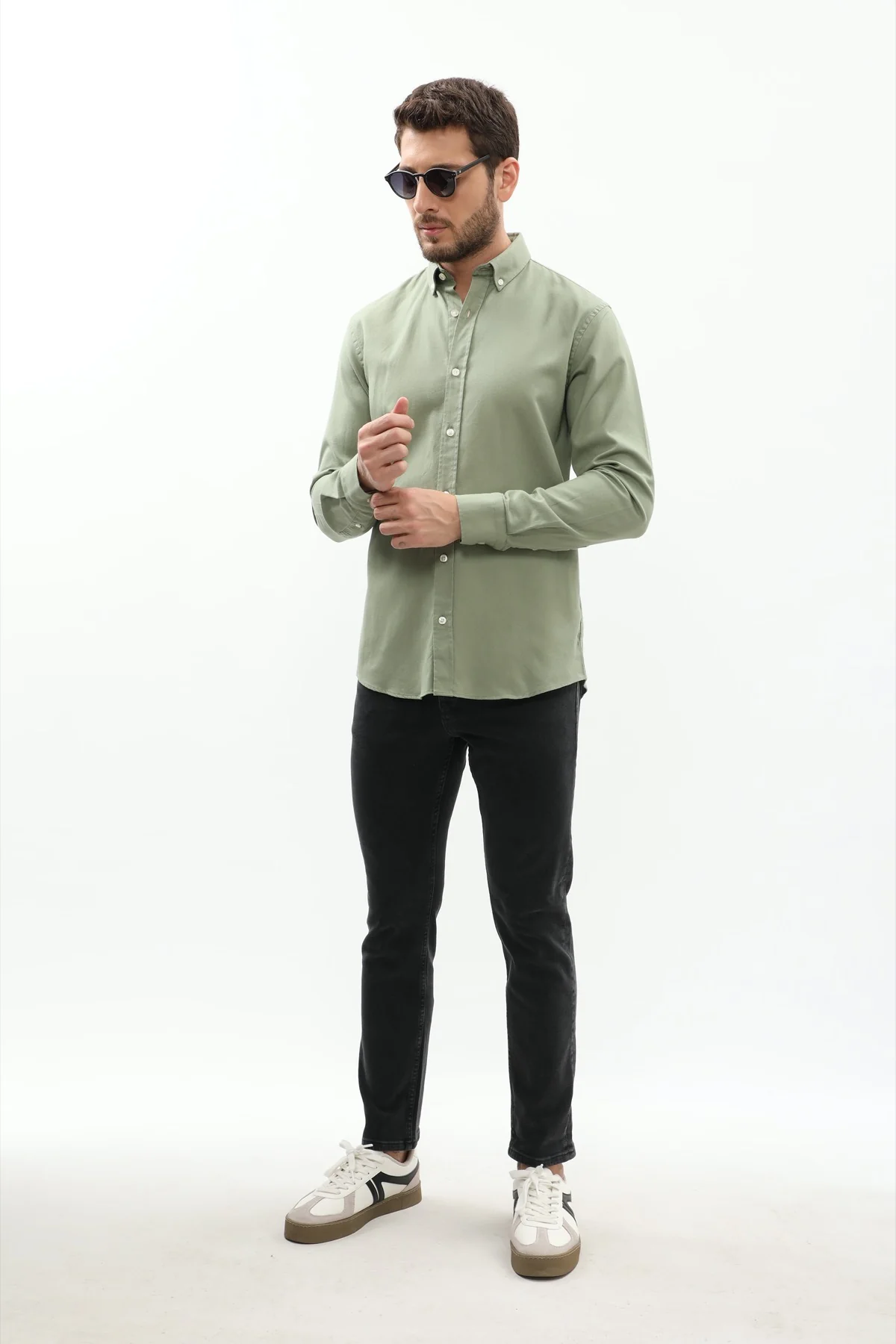 قميص باسكت بقبة بأزرار من SHIRTSPRO - لون أخضر زيتوني - Image 3