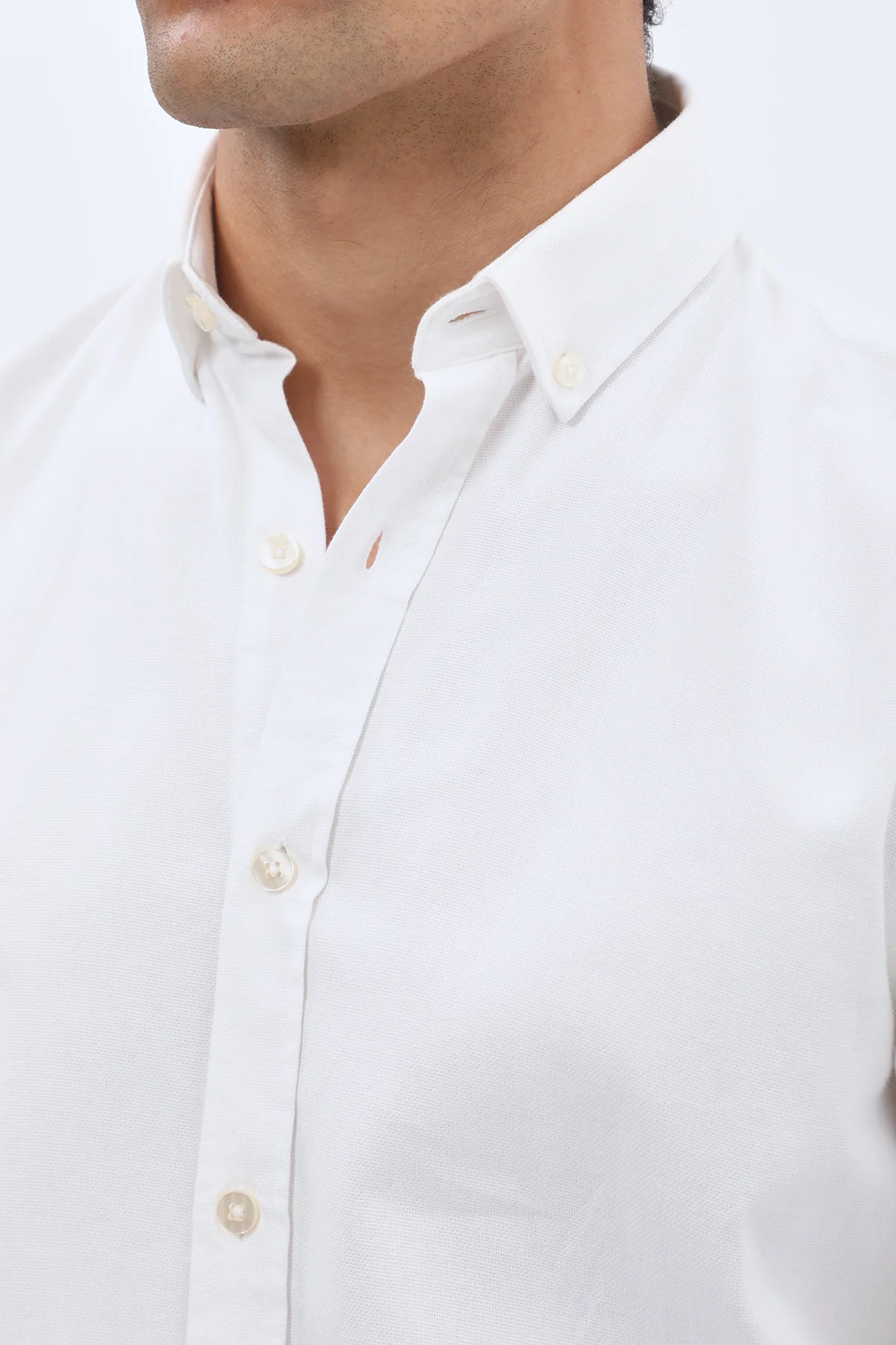 قميص باسكت بقبة بأزرار من SHIRTSPRO - لون أبيض