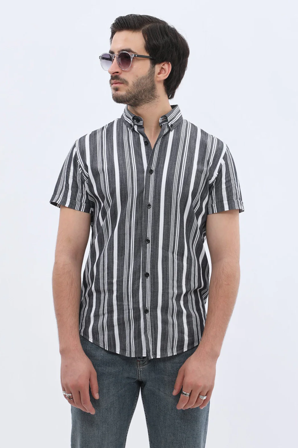 قميص مخطط بأكمام قصيرة وقبة بأزرار من SHIRTSPRO - لون أسود - Image 2