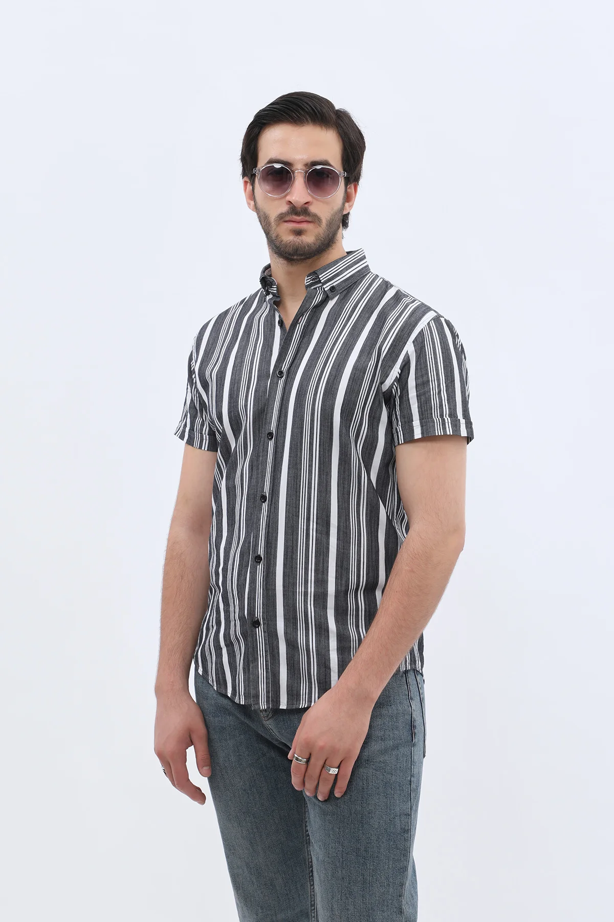 قميص مخطط بأكمام قصيرة وقبة بأزرار من SHIRTSPRO - لون أسود - Image 3