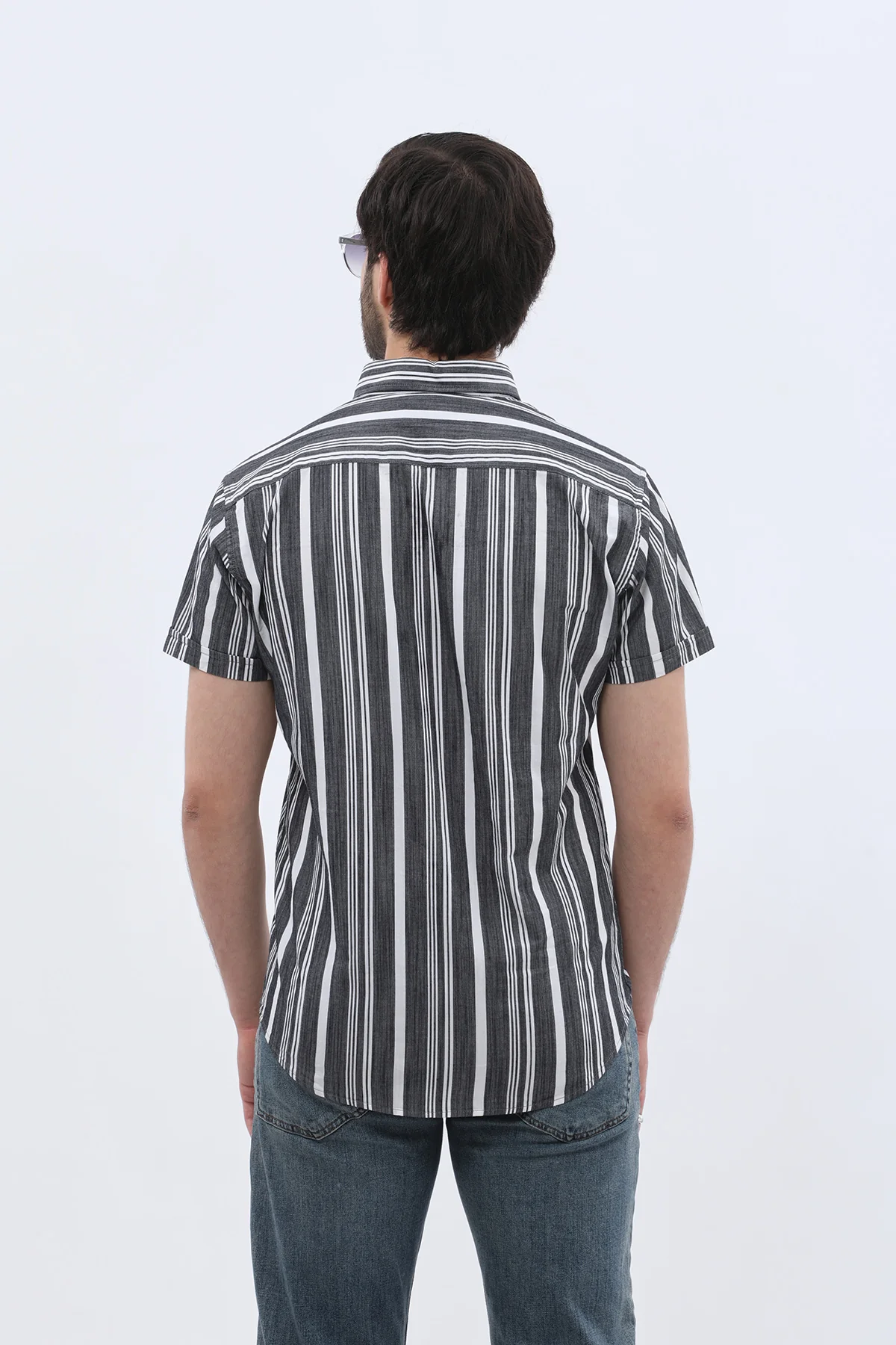 قميص مخطط بأكمام قصيرة وقبة بأزرار من SHIRTSPRO - لون أسود - Image 4