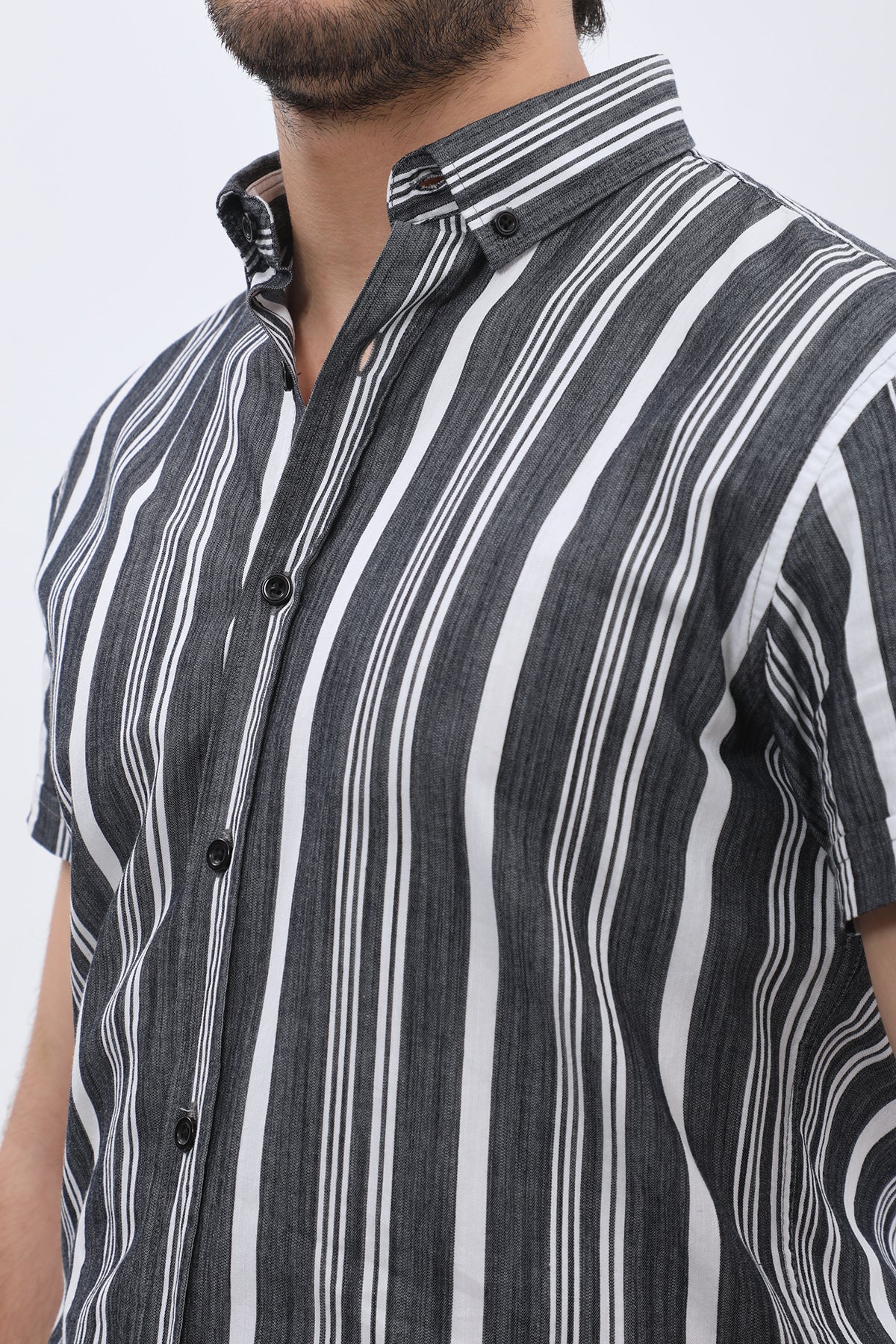 قميص مخطط بأكمام قصيرة وقبة بأزرار من SHIRTSPRO - لون أسود - Image 5