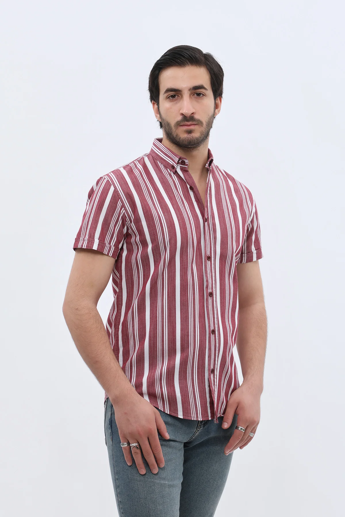 قميص مخطط بأكمام قصيرة وقبة بأزرار من SHIRTSPRO - لون أحمر بورجوندي   - Image 3