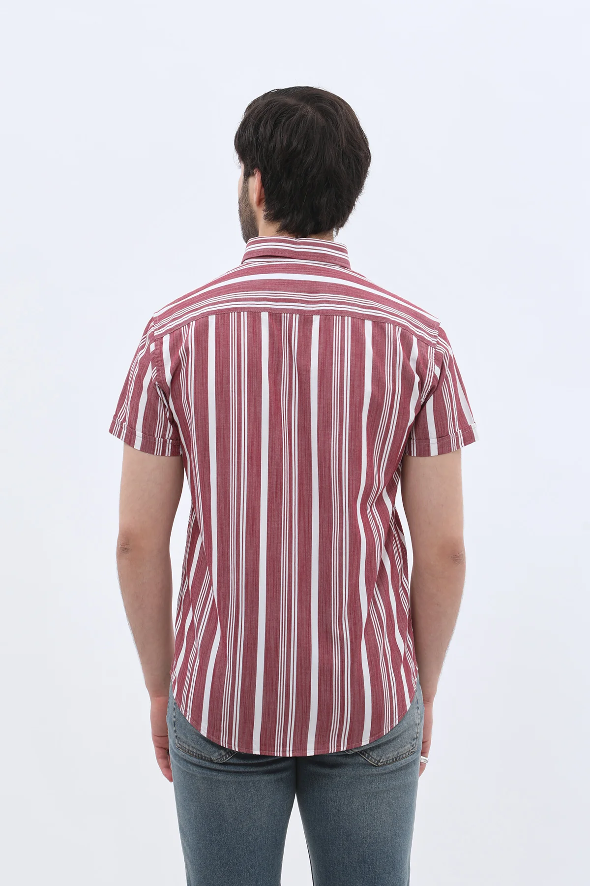 قميص مخطط بأكمام قصيرة وقبة بأزرار من SHIRTSPRO - لون أحمر بورجوندي   - Image 4