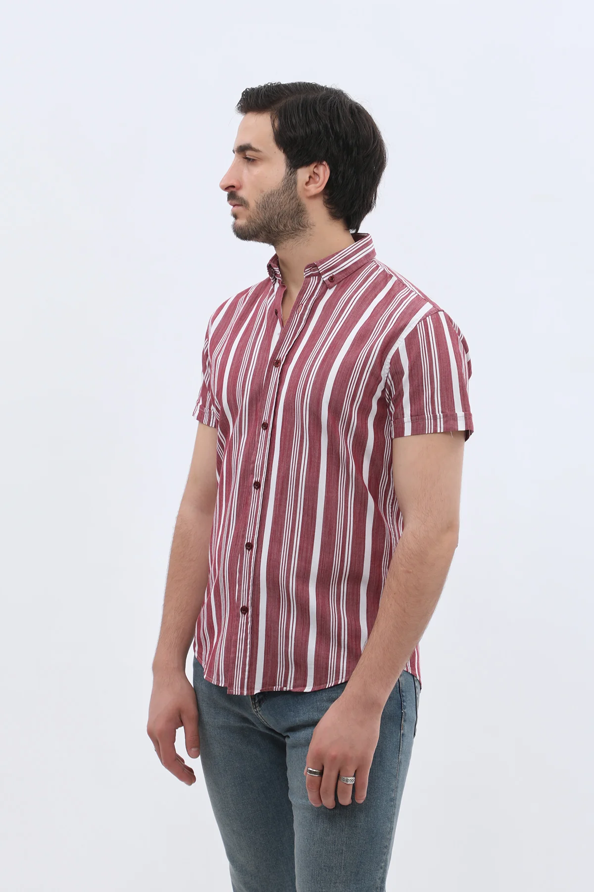قميص مخطط بأكمام قصيرة وقبة بأزرار من SHIRTSPRO - لون أحمر بورجوندي   - Image 5