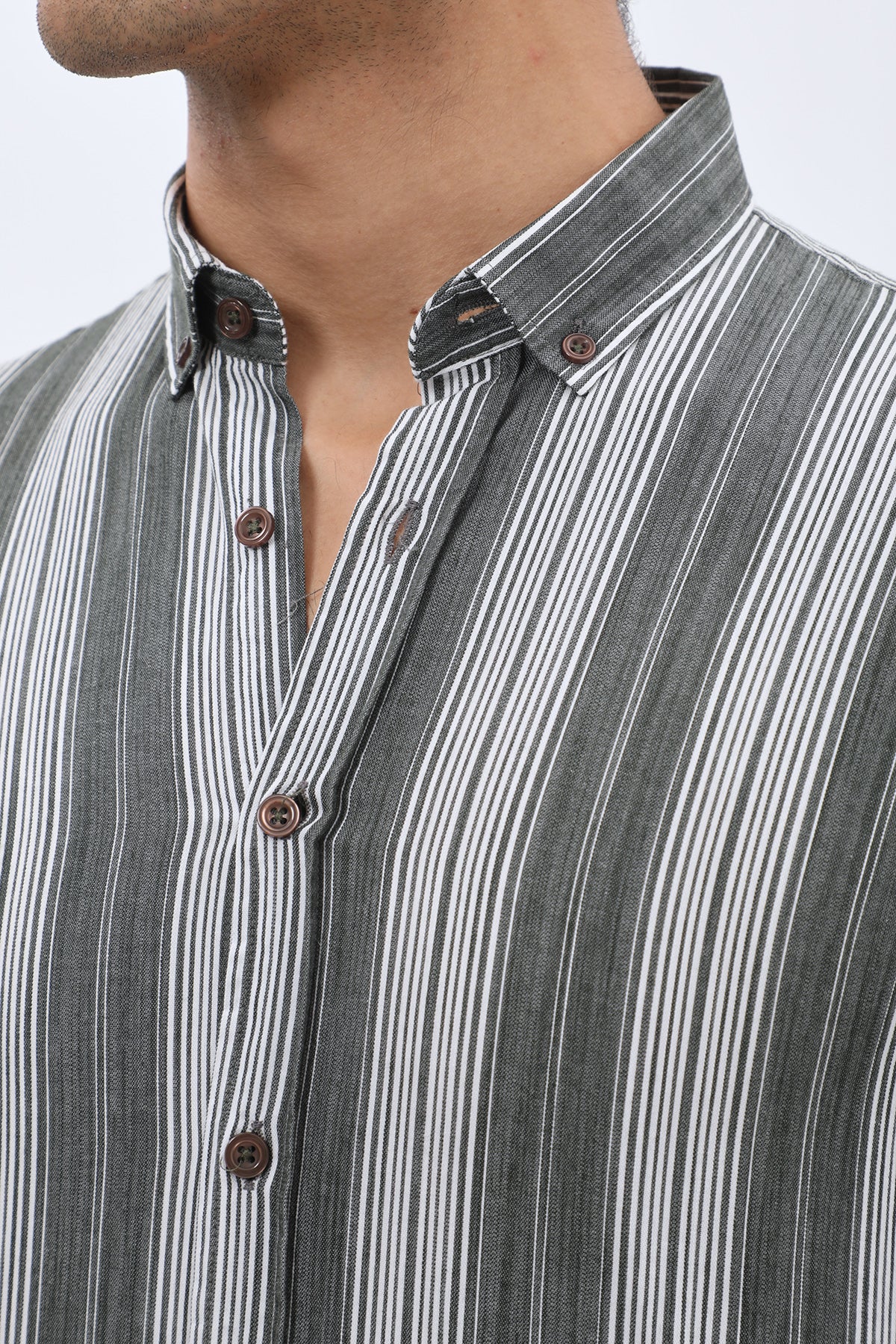 قميص مخطط بأكمام قصيرة وقبة بأزرار من SHIRTSPRO - لون أخضر