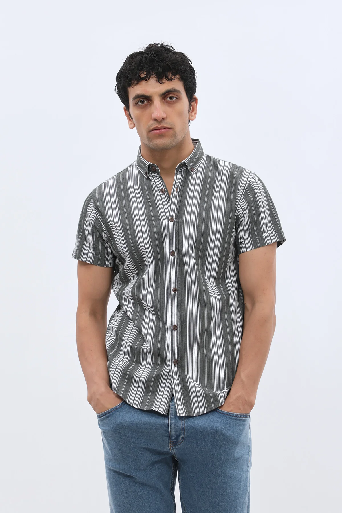 قميص مخطط بأكمام قصيرة وقبة بأزرار من SHIRTSPRO - لون أخضر - Image 2