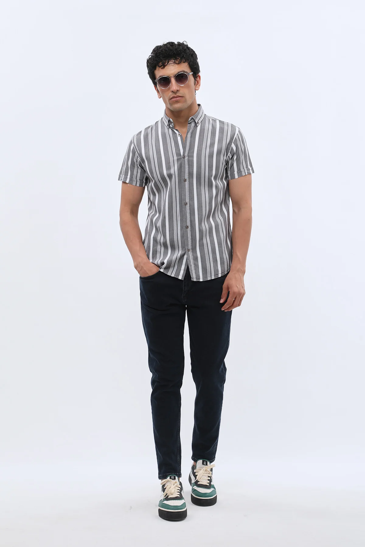 قميص مخطط بأكمام قصيرة وقبة بأزرار من SHIRTSPRO - لون رمادي - Image 3