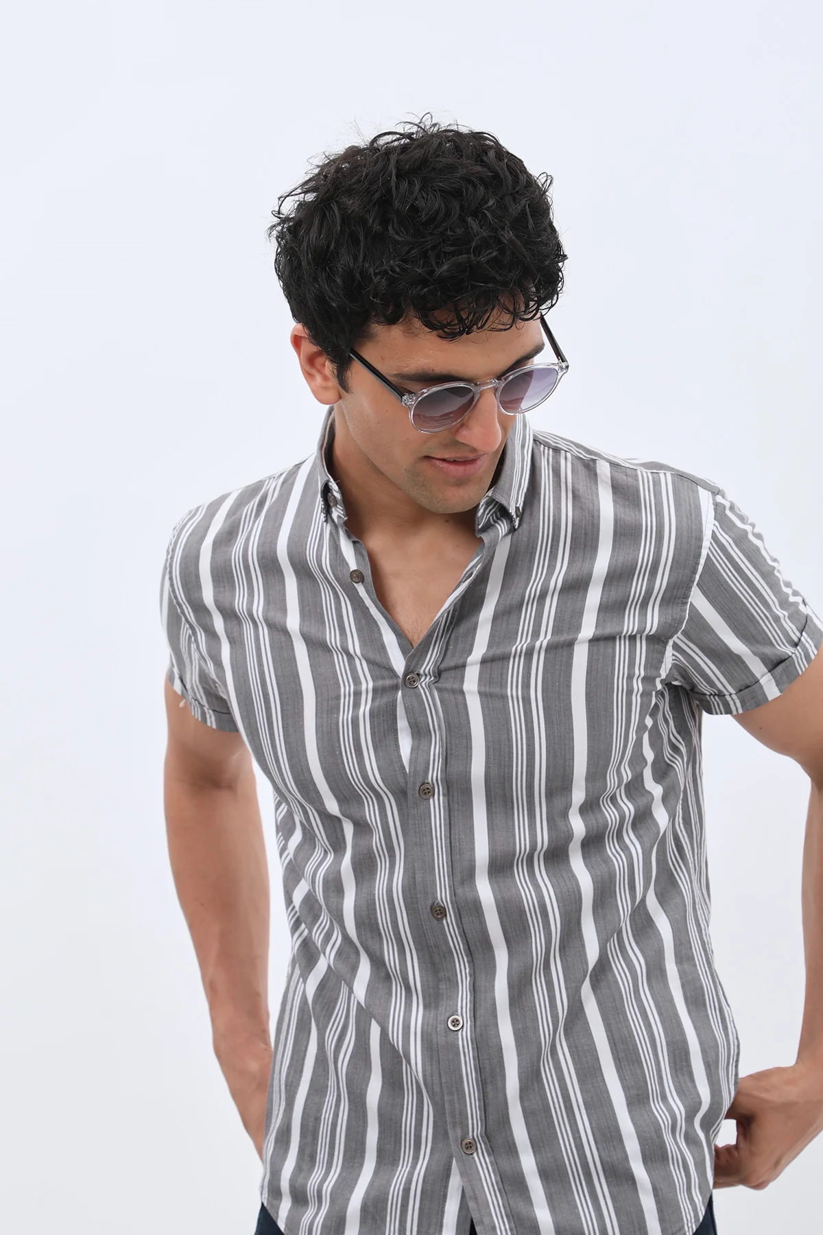 قميص مخطط بأكمام قصيرة وقبة بأزرار من SHIRTSPRO - لون رمادي - Image 4