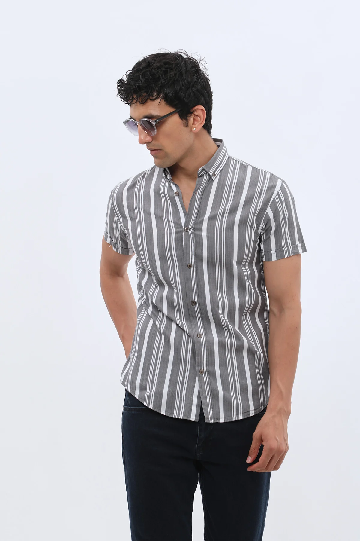 قميص مخطط بأكمام قصيرة وقبة بأزرار من SHIRTSPRO - لون رمادي - Image 5