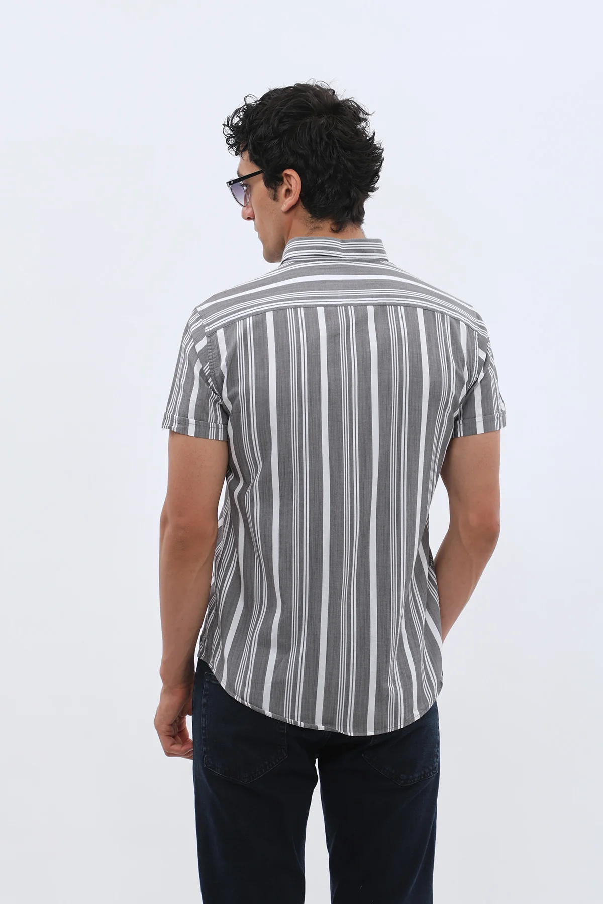 قميص مخطط بأكمام قصيرة وقبة بأزرار من SHIRTSPRO - لون رمادي - Image 6