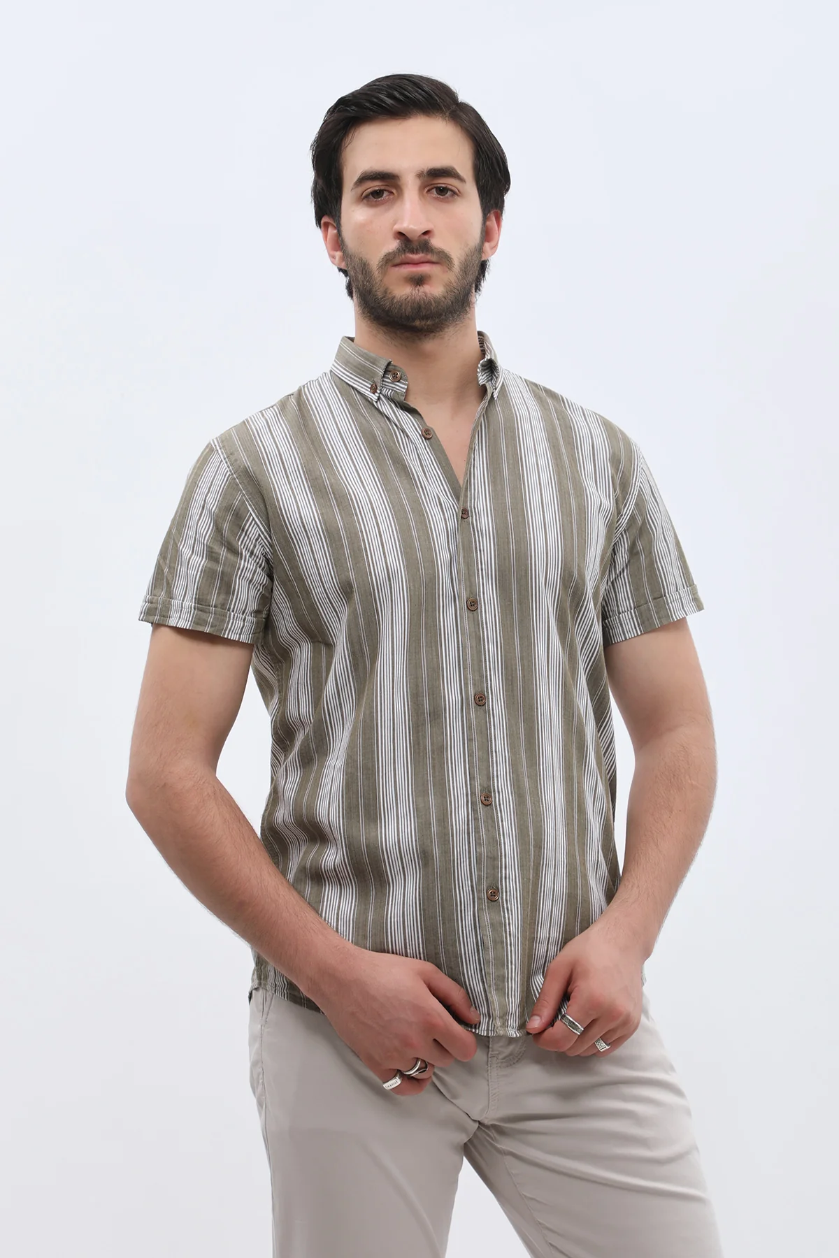 قميص مخطط بأكمام قصيرة وقبة بأزرار من SHIRTSPRO - لون كاكي - Image 3