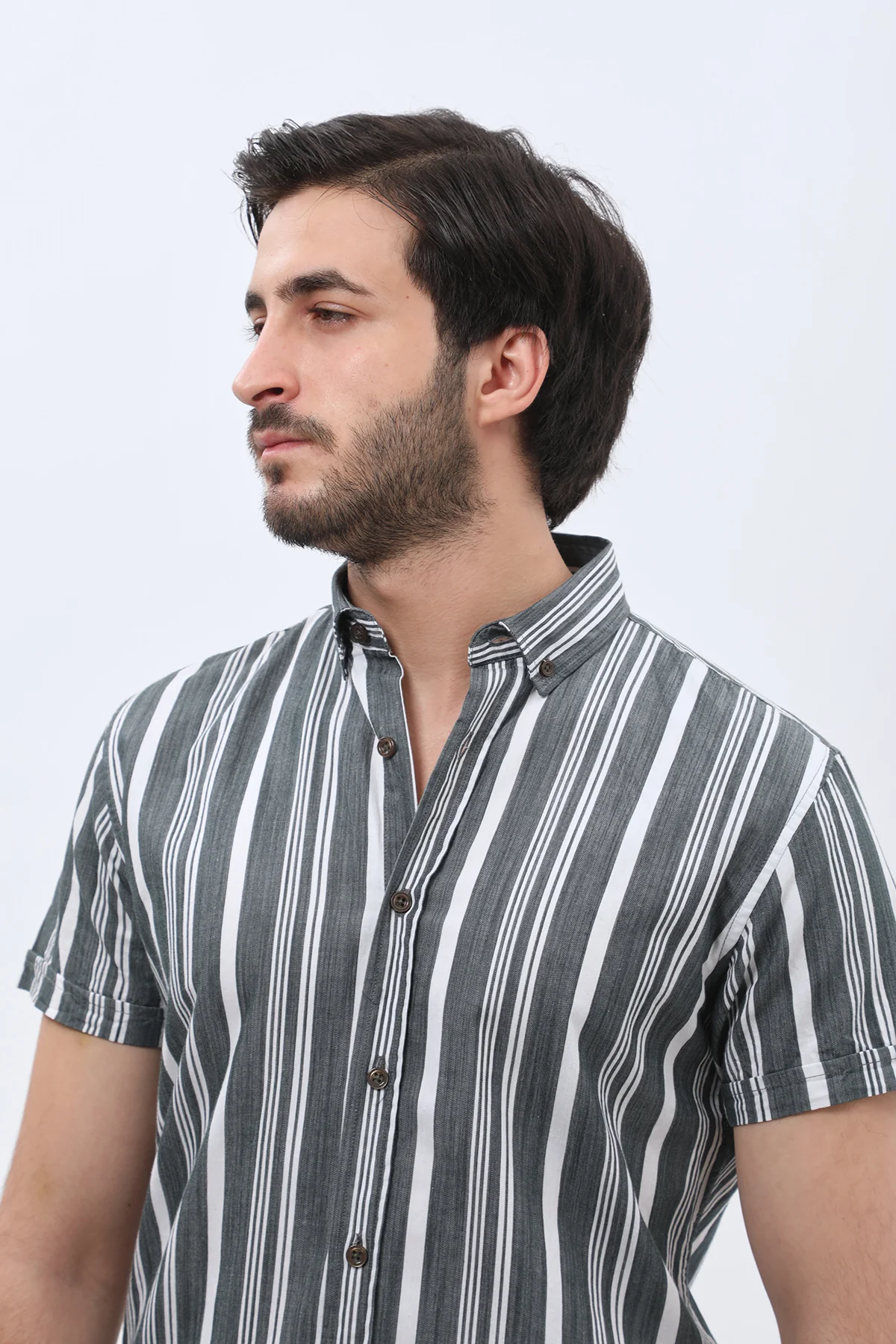 قميص مخطط بأكمام قصيرة وقبة بأزرار من SHIRTSPRO - لون أخضر صنوبري غامق - Image 3