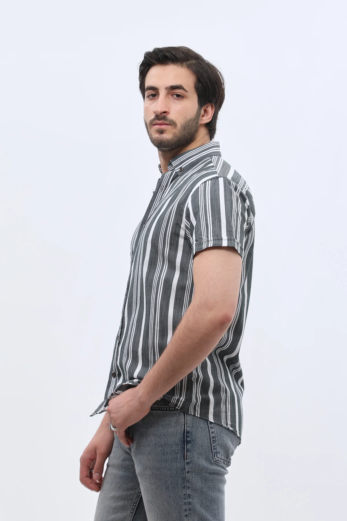 قميص مخطط بأكمام قصيرة وقبة بأزرار من SHIRTSPRO - لون أخضر صنوبري غامق - Image 5