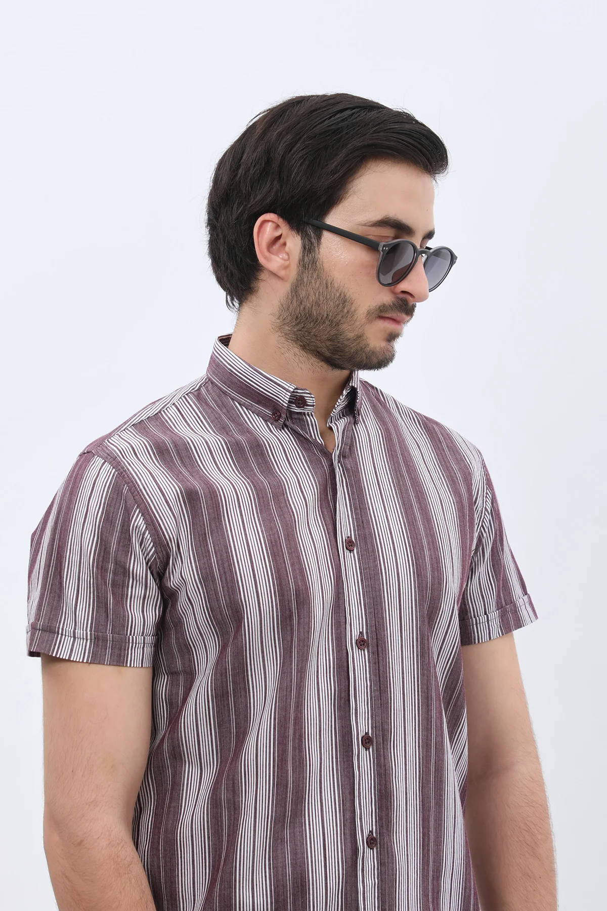 قميص مخطط بأكمام قصيرة وقبة بأزرار من SHIRTSPRO - لون أرجواني - Image 4