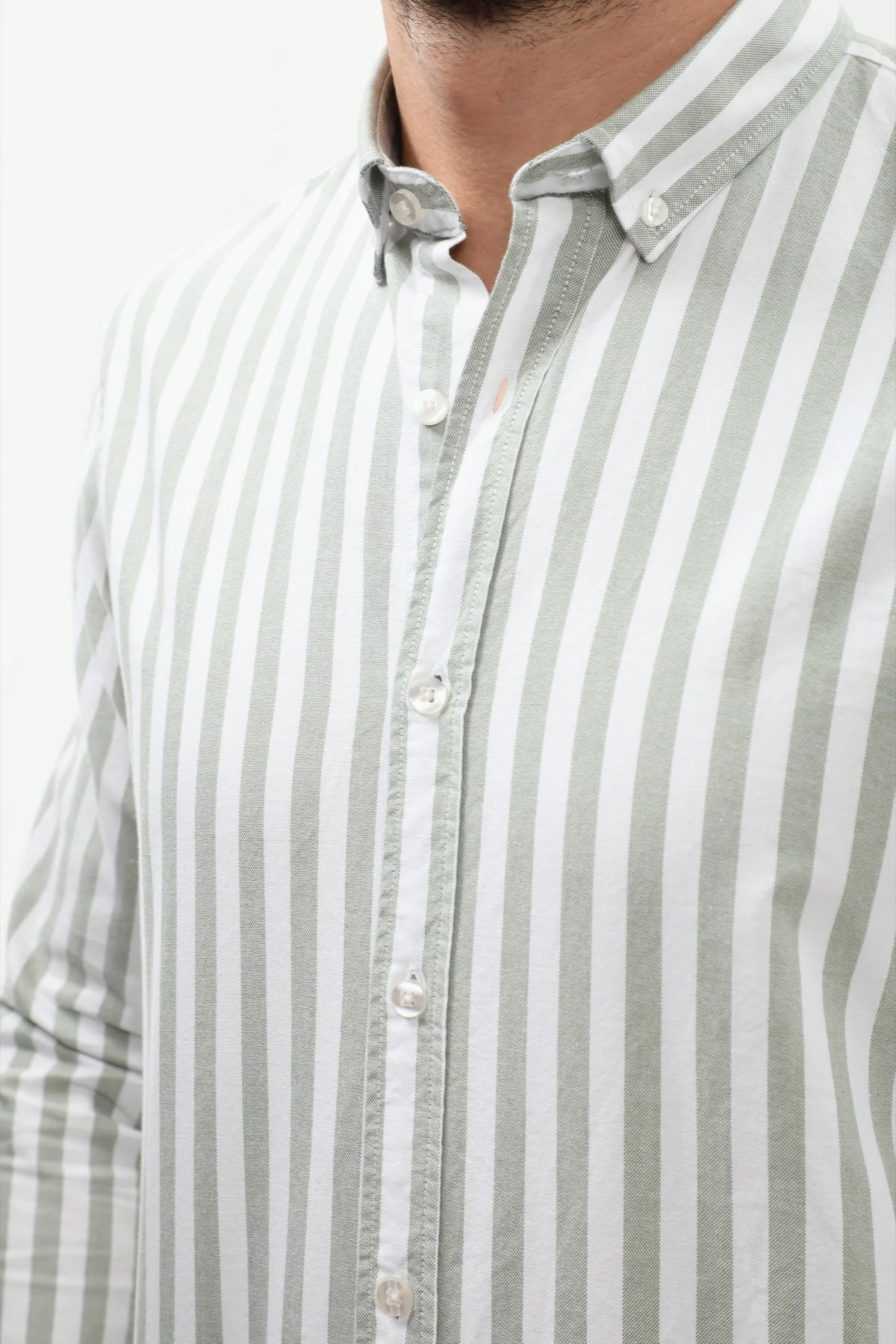 قميص مخطط بقبة بأزرار من SHIRTSPRO - لون زيتي