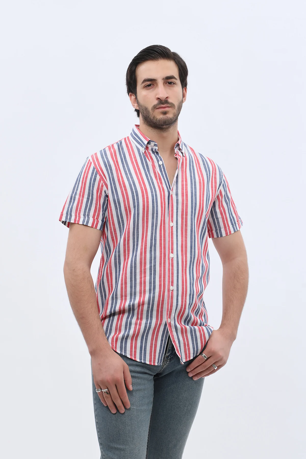 قميص مخطط بأكمام قصيرة وقبة بأزرار من SHIRTSPRO - لون أحمر - Image 2
