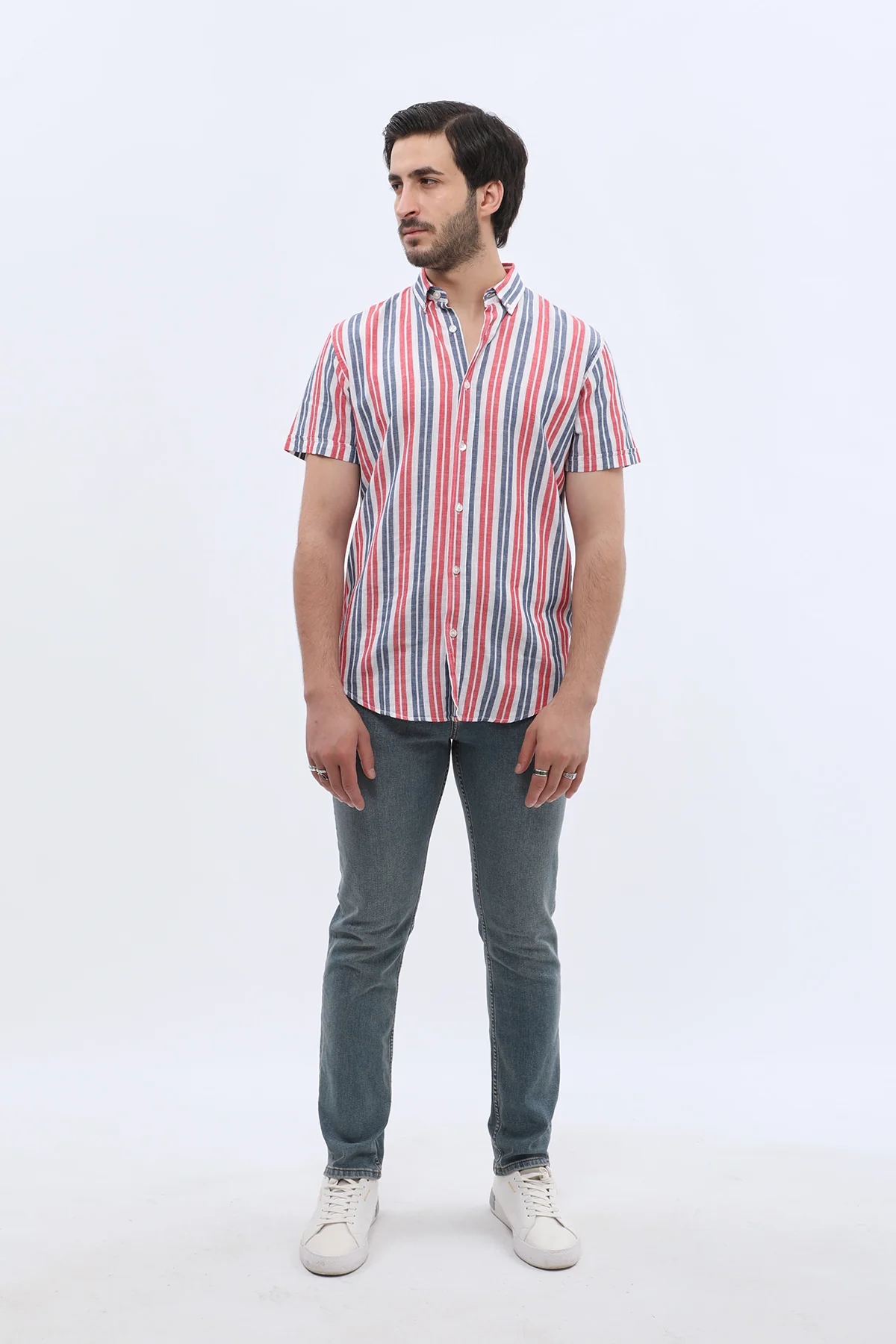 قميص مخطط بأكمام قصيرة وقبة بأزرار من SHIRTSPRO - لون أحمر - Image 3