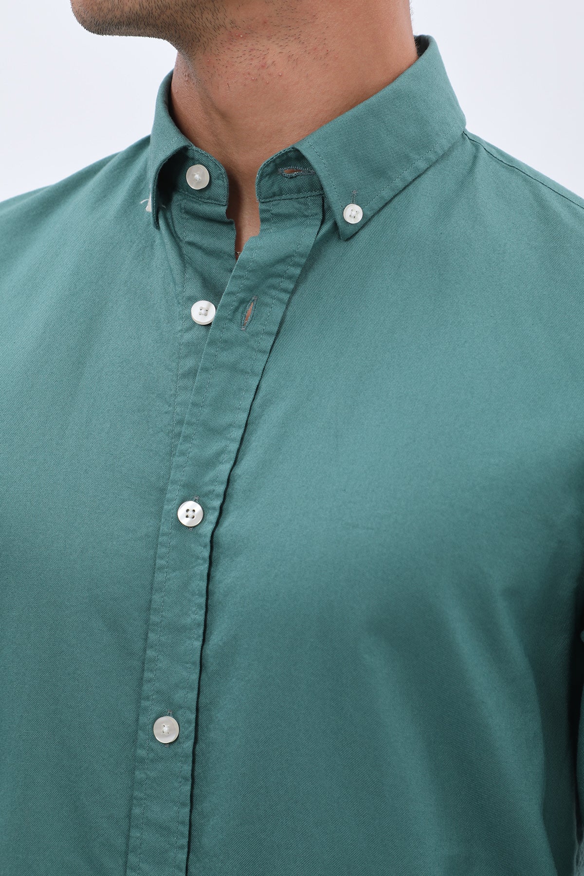 قميص أكسفورد بقبة بأزرار من SHIRTSPRO - لون أخضر عتيق 