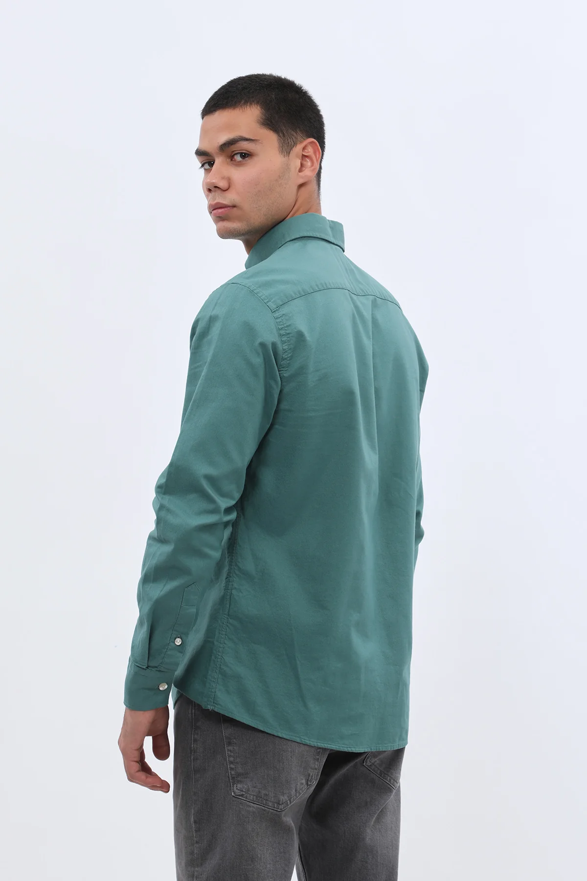 قميص أكسفورد بقبة بأزرار من SHIRTSPRO - لون أخضر عتيق  - Image 2