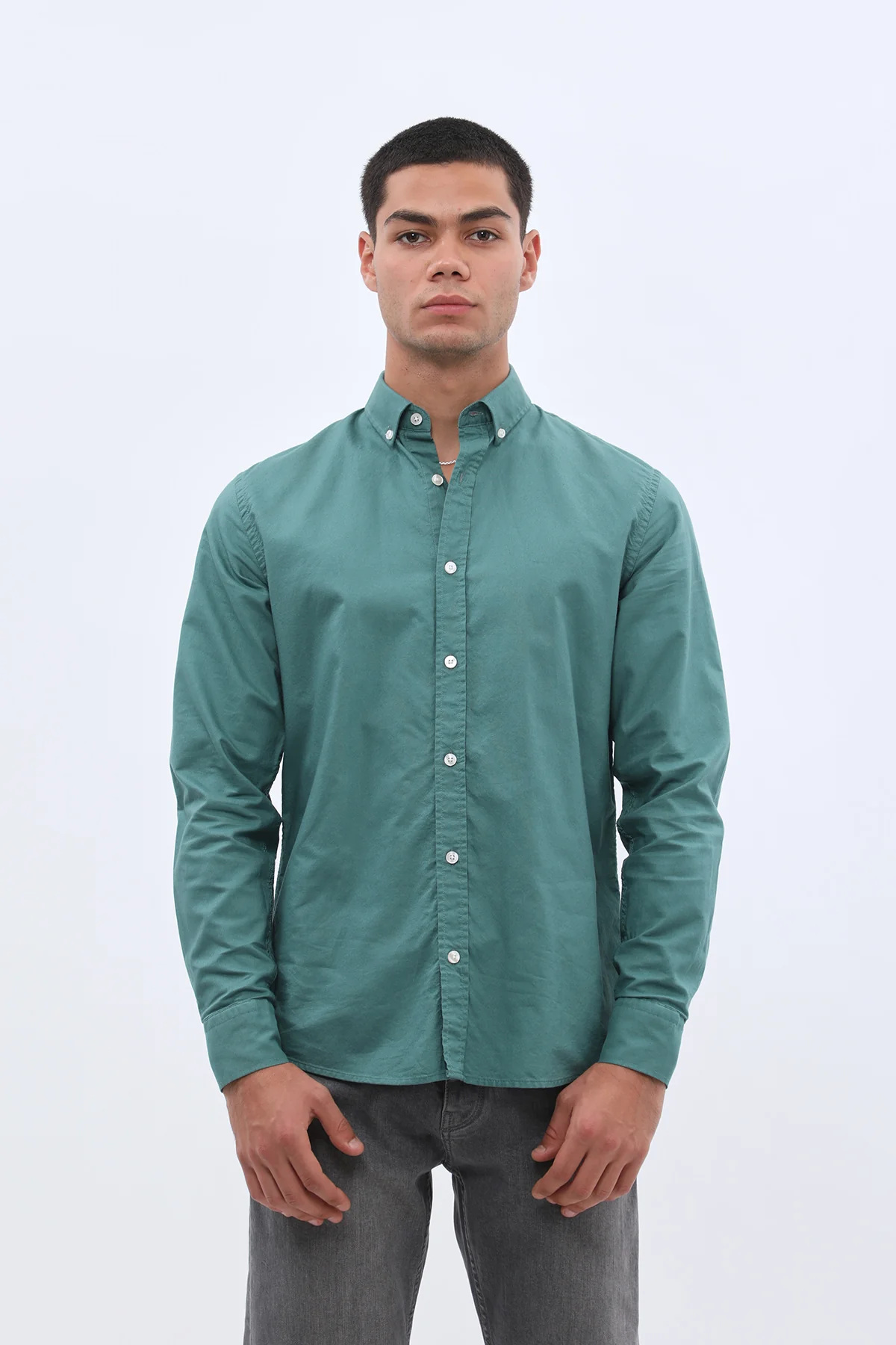 قميص أكسفورد بقبة بأزرار من SHIRTSPRO - لون أخضر عتيق  - Image 3