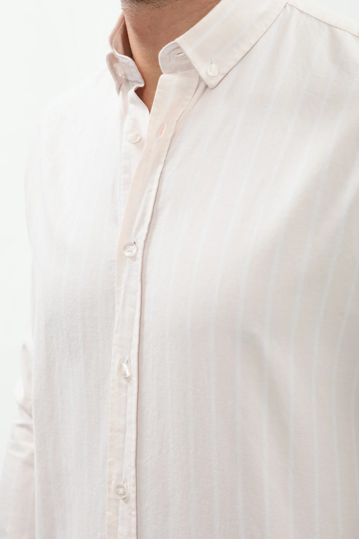 قميص أكسفورد مخطط بقبة بأزرار من SHIRTSPRO - لون بيج 