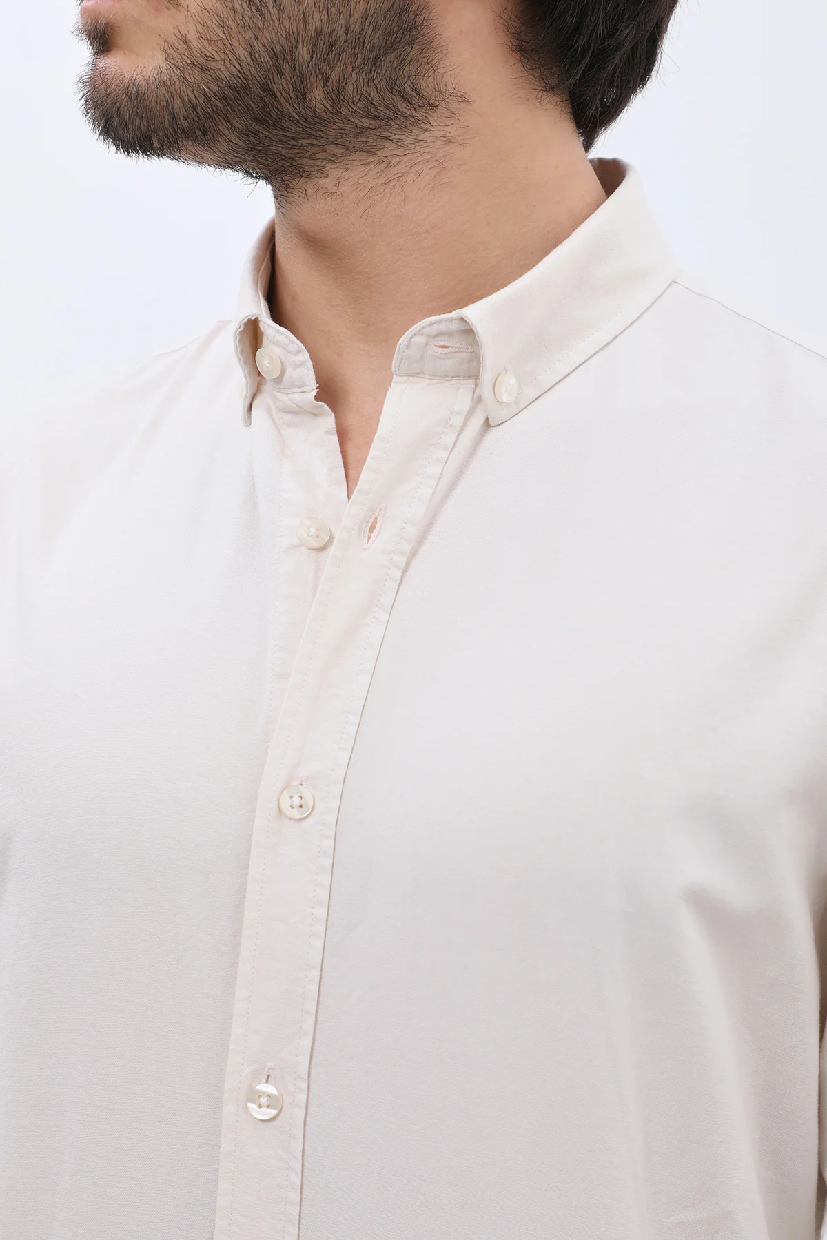 قميص أكسفورد بقبة بأزرار من SHIRTSPRO - لون بيج