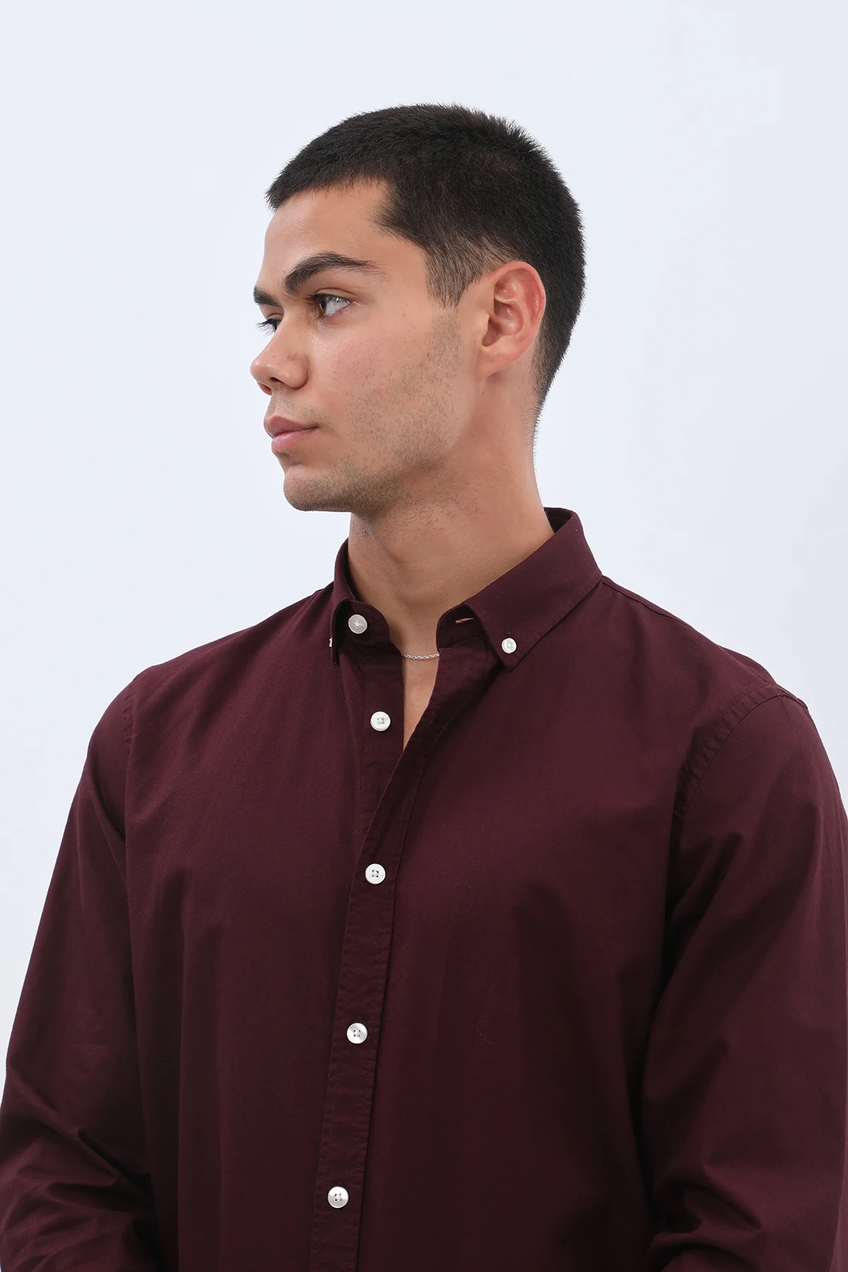 قميص أكسفورد بقبة بأزرار من SHIRTSPRO - لون أحمر بورجوندي غامق - Image 2