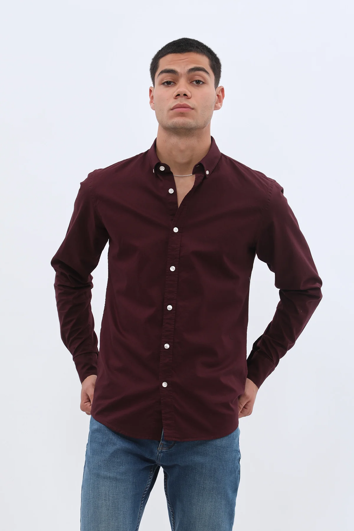 قميص أكسفورد بقبة بأزرار من SHIRTSPRO - لون أحمر بورجوندي غامق - Image 3
