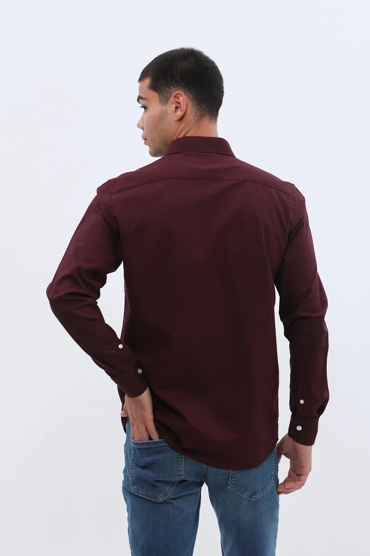 قميص أكسفورد بقبة بأزرار من SHIRTSPRO - لون أحمر بورجوندي غامق - Image 4