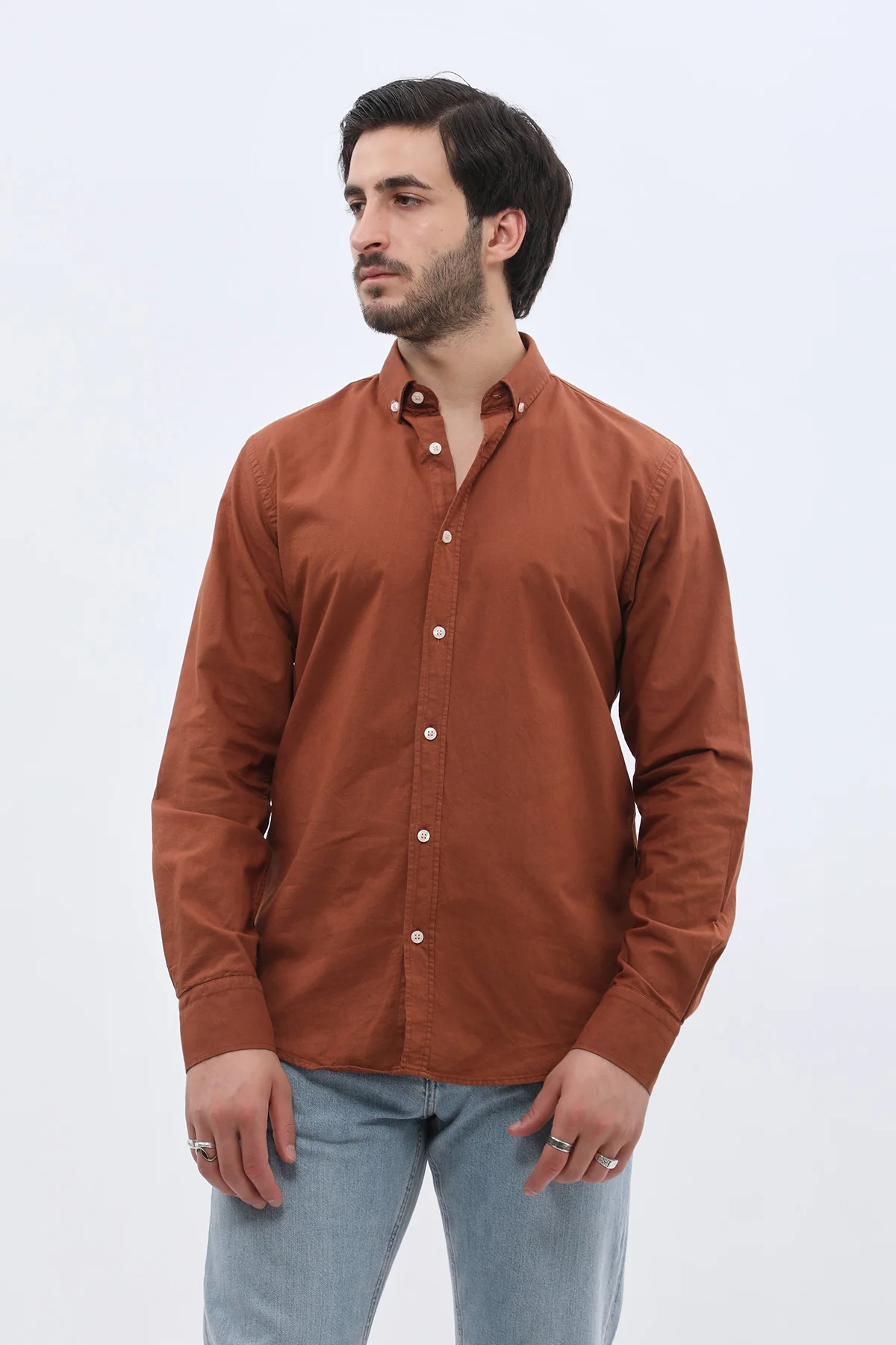 قميص أكسفورد بقبة بأزرار من SHIRTSPRO - لون أحمر ترابي  - Image 2