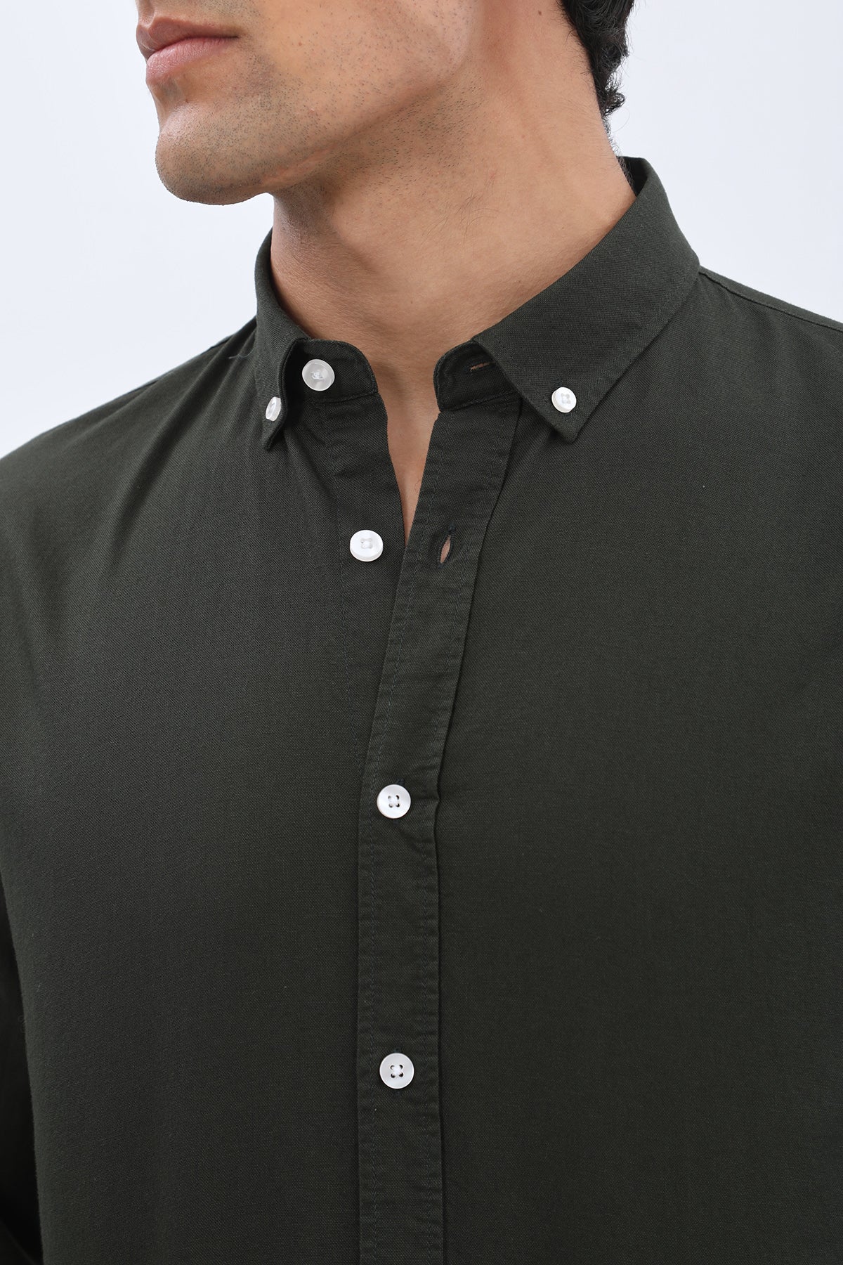 قميص أكسفورد بقبة بأزرار من SHIRTSPRO - لون زيتي