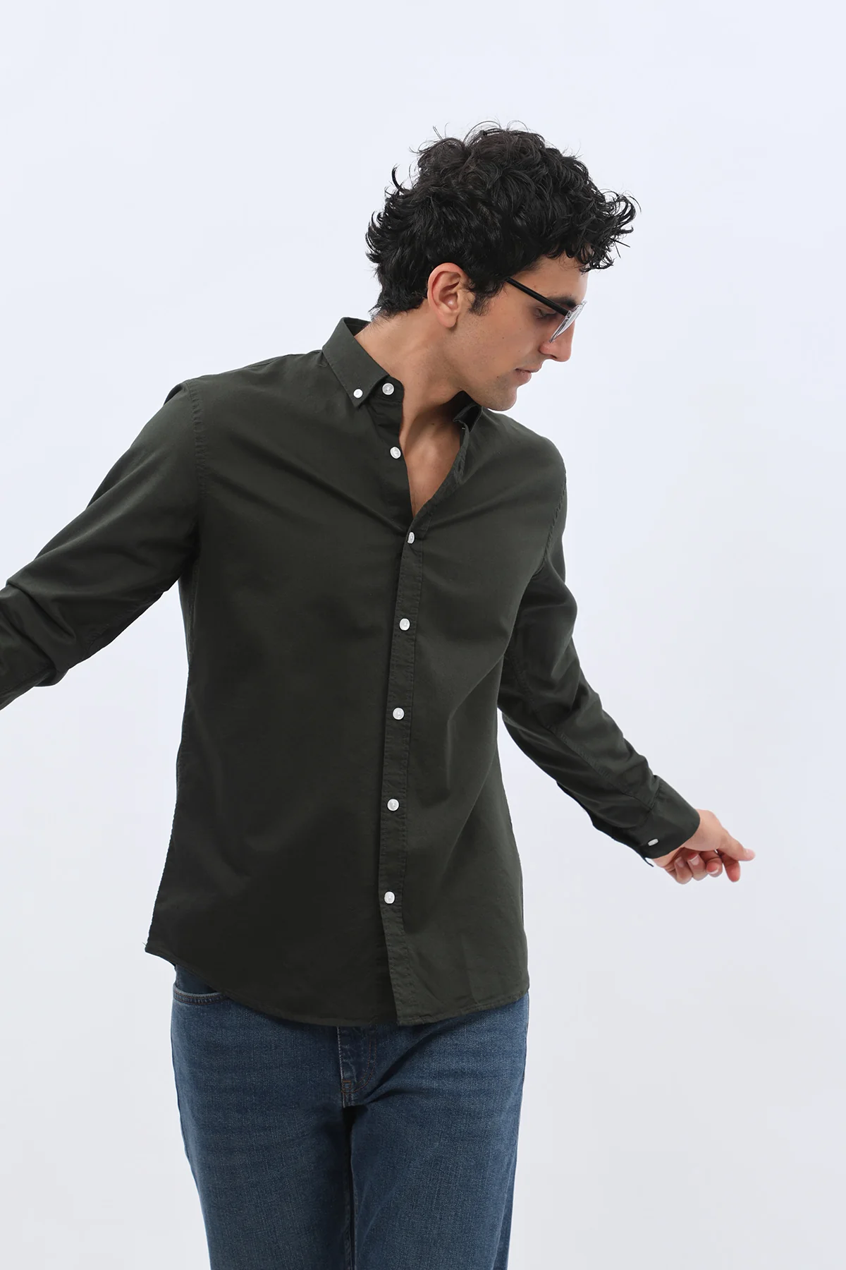 قميص أكسفورد بقبة بأزرار من SHIRTSPRO - لون زيتي - Image 6