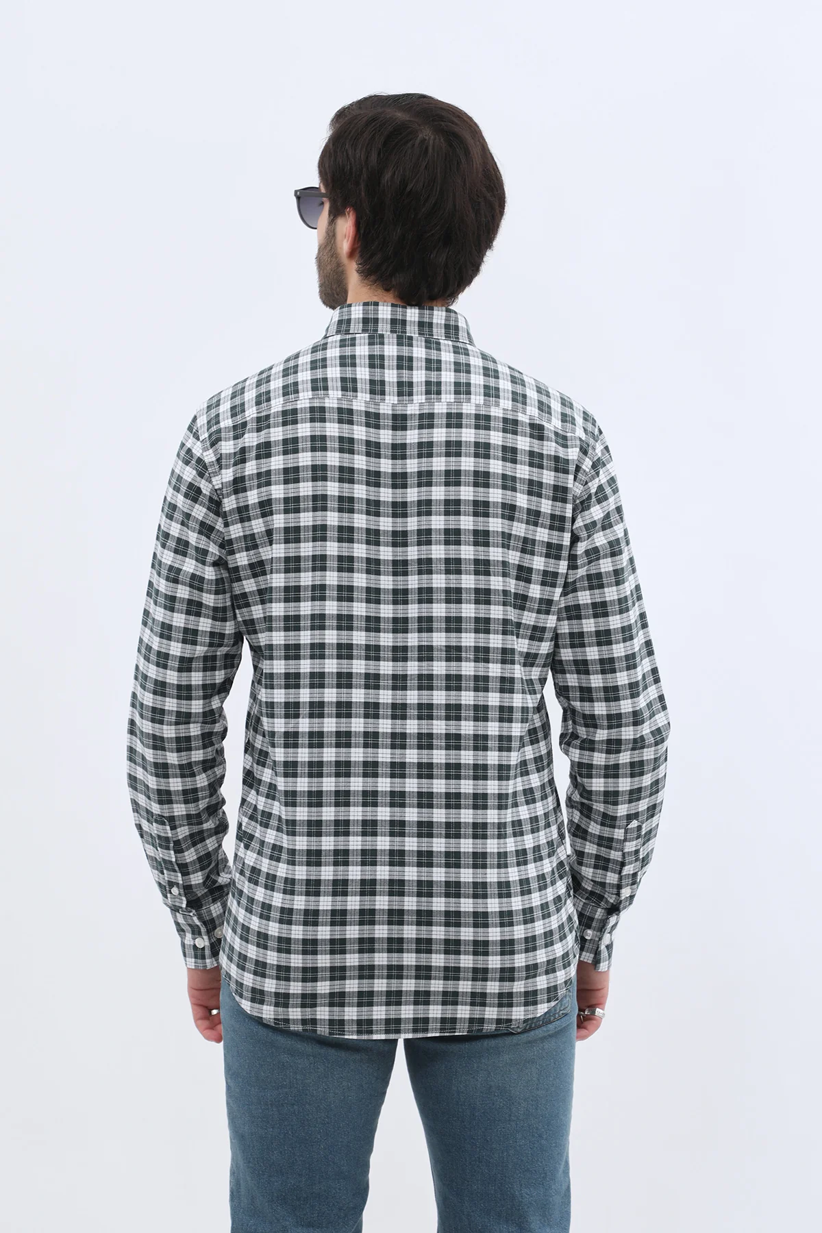قميص أكسفورد كاروهات بقبة بأزرار من SHIRTSPRO - لون أخضر صنوبري غامق - Image 4