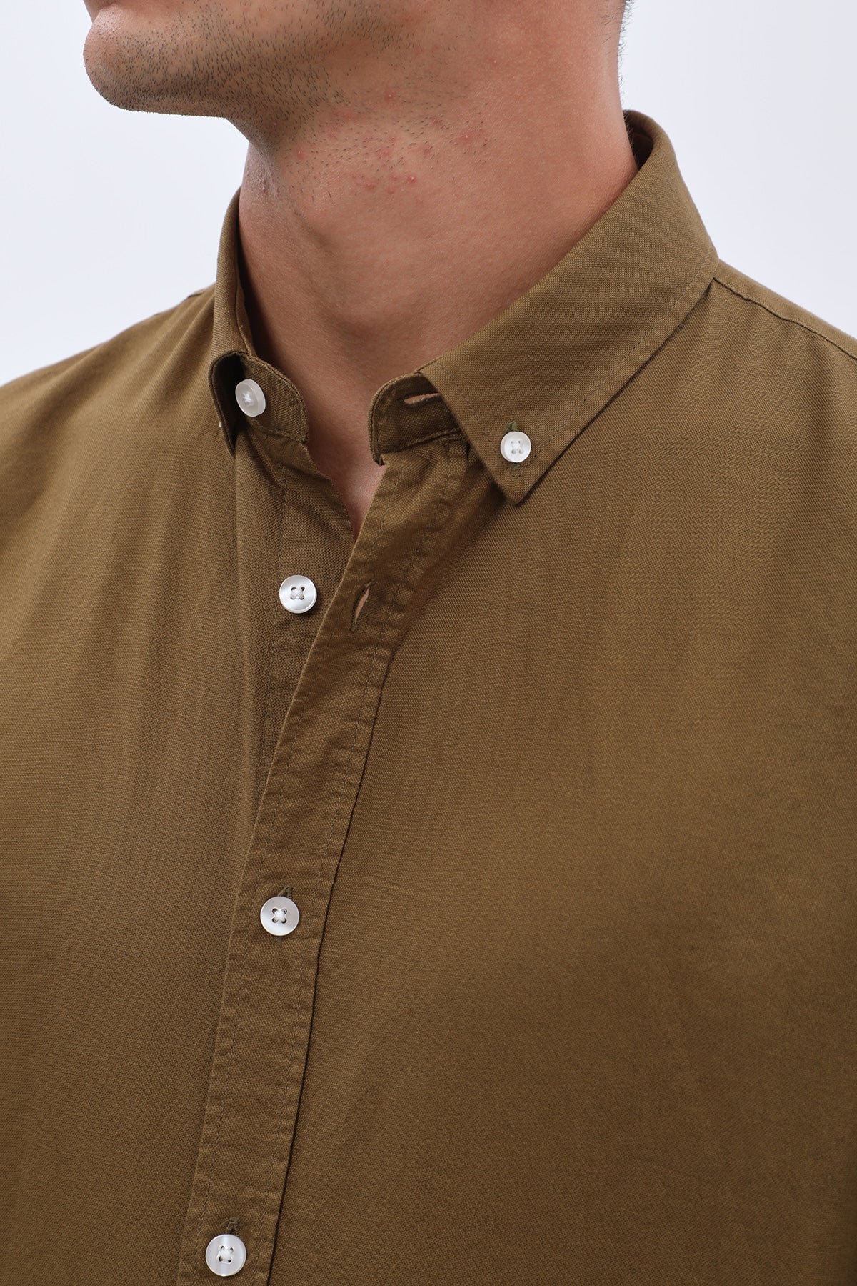 قميص أكسفورد بقبة بأزرار من SHIRTSPRO - لون أخضر عسكري