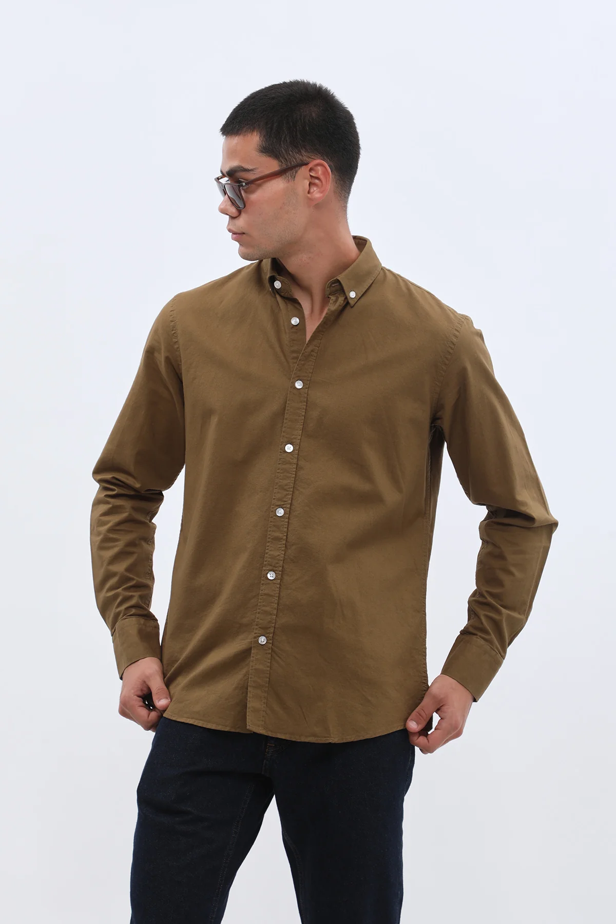 قميص أكسفورد بقبة بأزرار من SHIRTSPRO - لون أخضر عسكري - Image 2