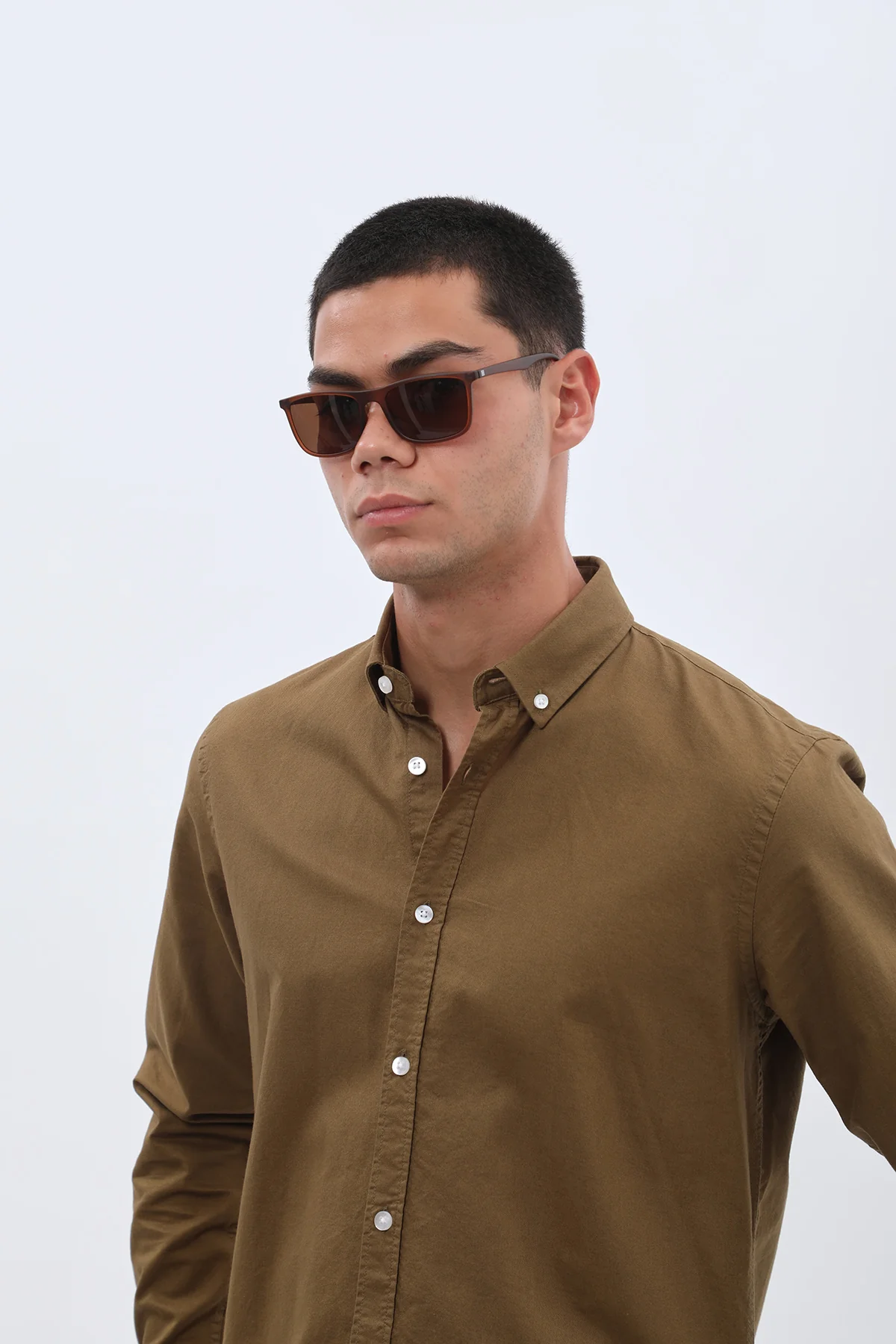 قميص أكسفورد بقبة بأزرار من SHIRTSPRO - لون أخضر عسكري - Image 3