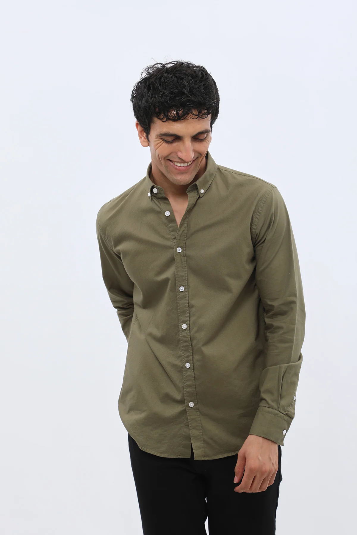 قميص أكسفورد بقبة بأزرار من SHIRTSPRO - لون زيتي فاتح - Image 4