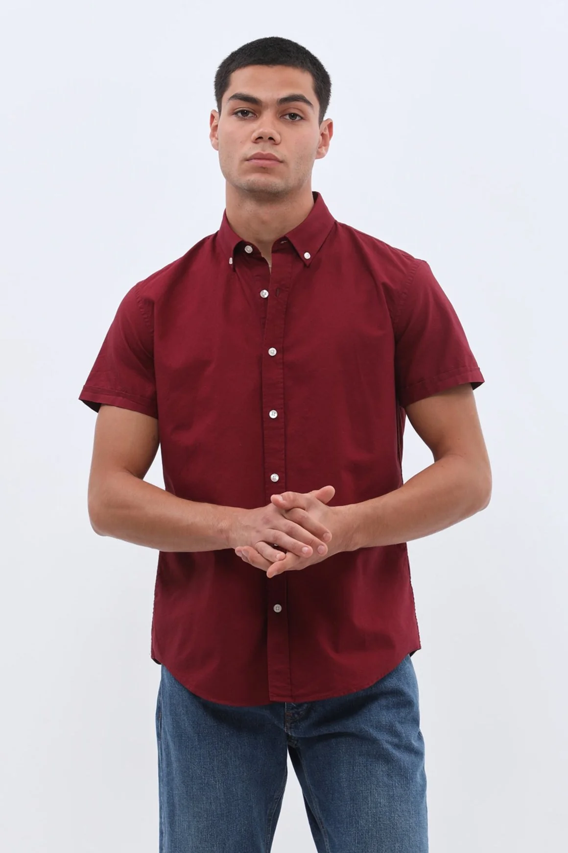 قميص أكسفورد بأكمام قصيرة وقبة بأزرار من SHIRTSPRO - لون أحمر بورجندي - Image 2