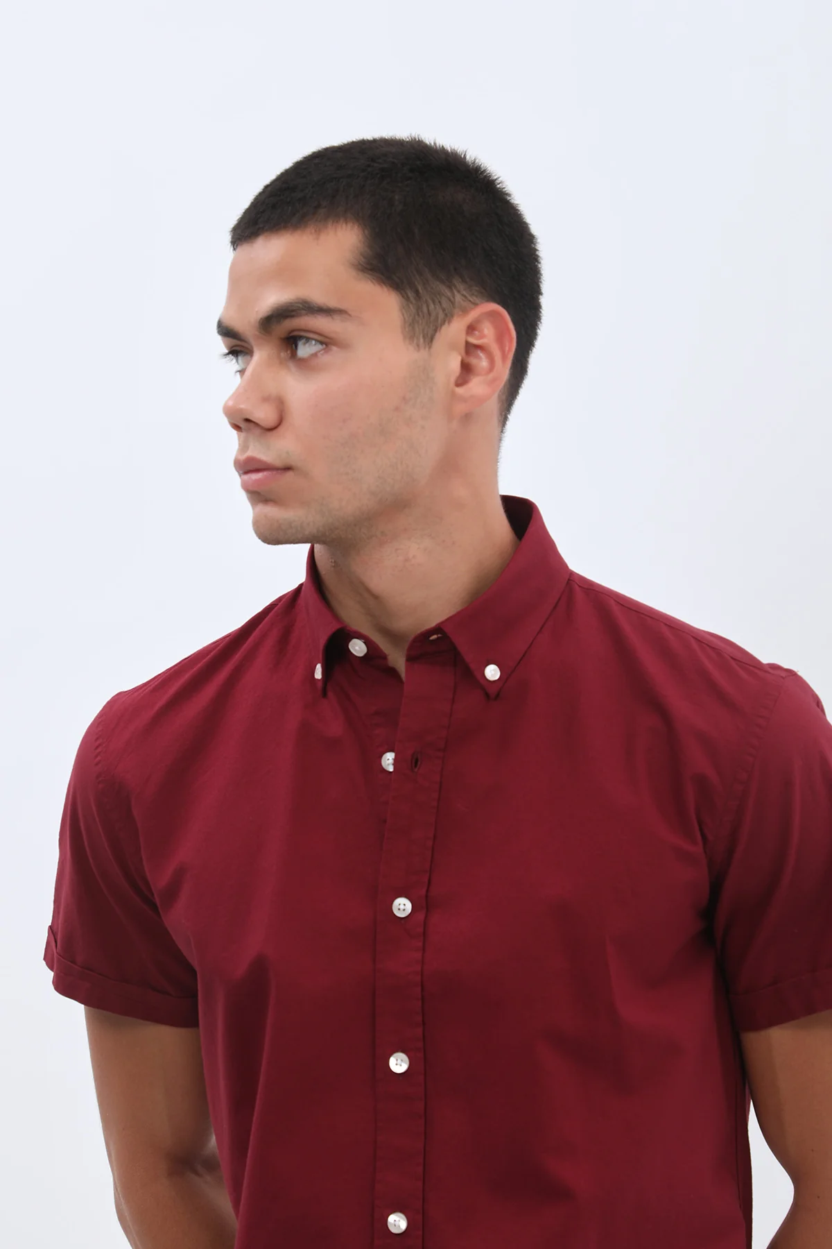قميص أكسفورد بأكمام قصيرة وقبة بأزرار من SHIRTSPRO - لون أحمر بورجندي - Image 3